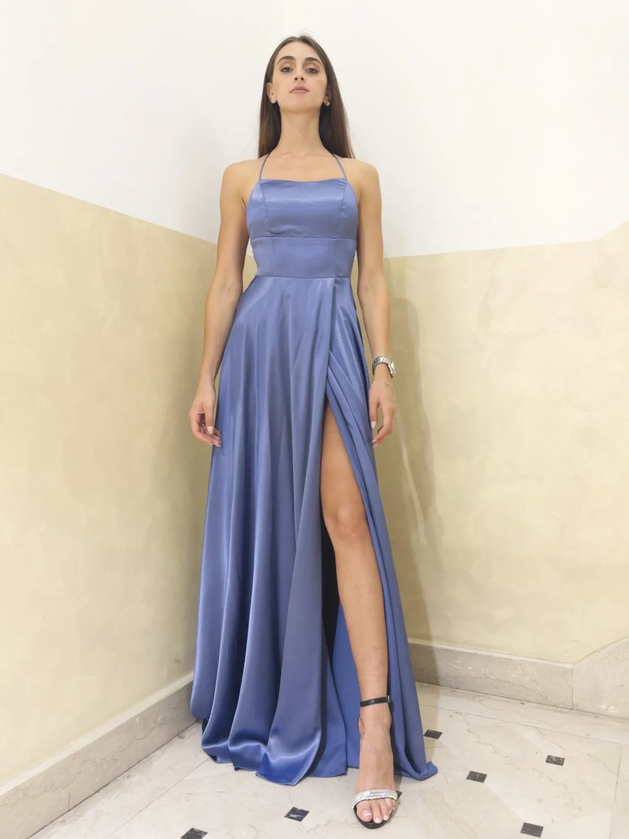 Abito in raso con schiena nuda