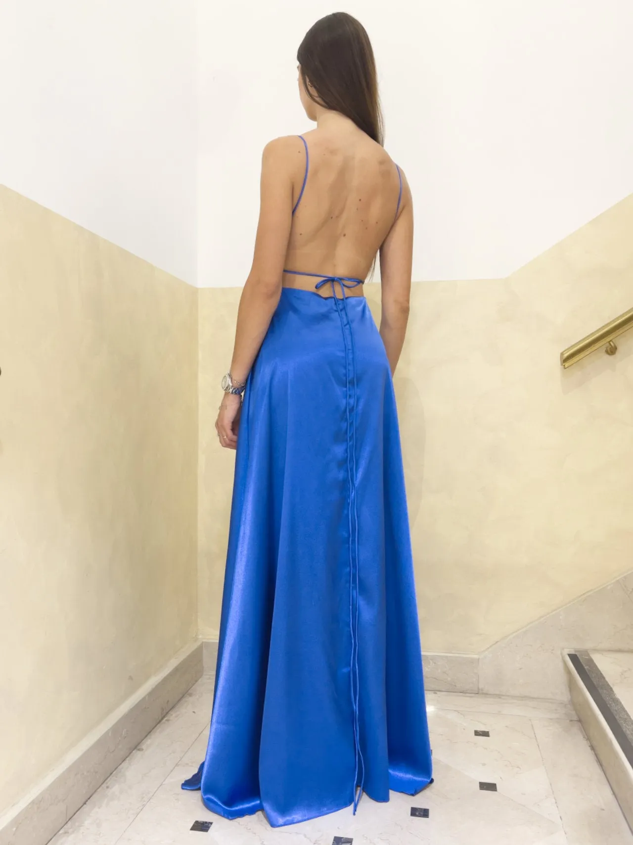 Abito in raso con schiena nuda