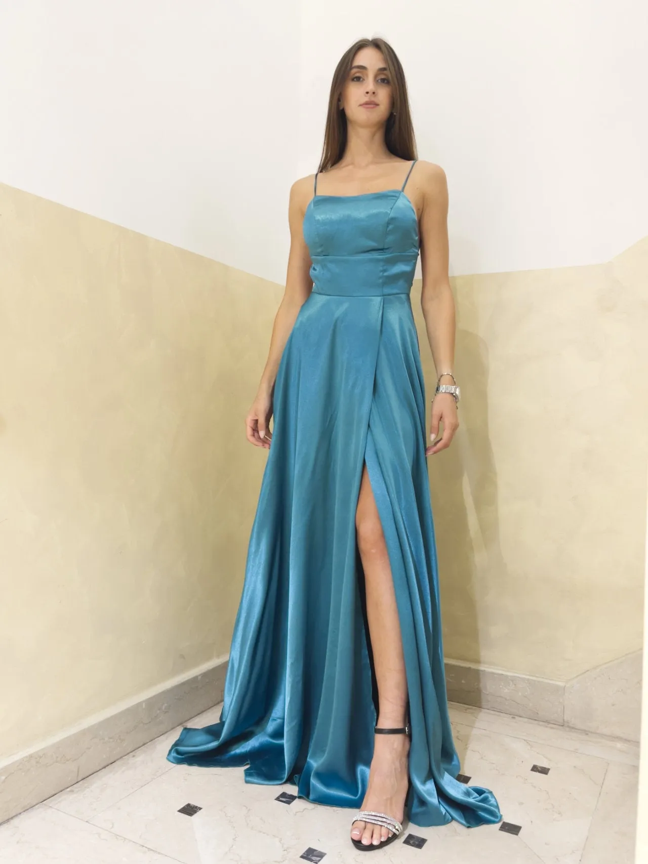 Abito in raso con schiena nuda