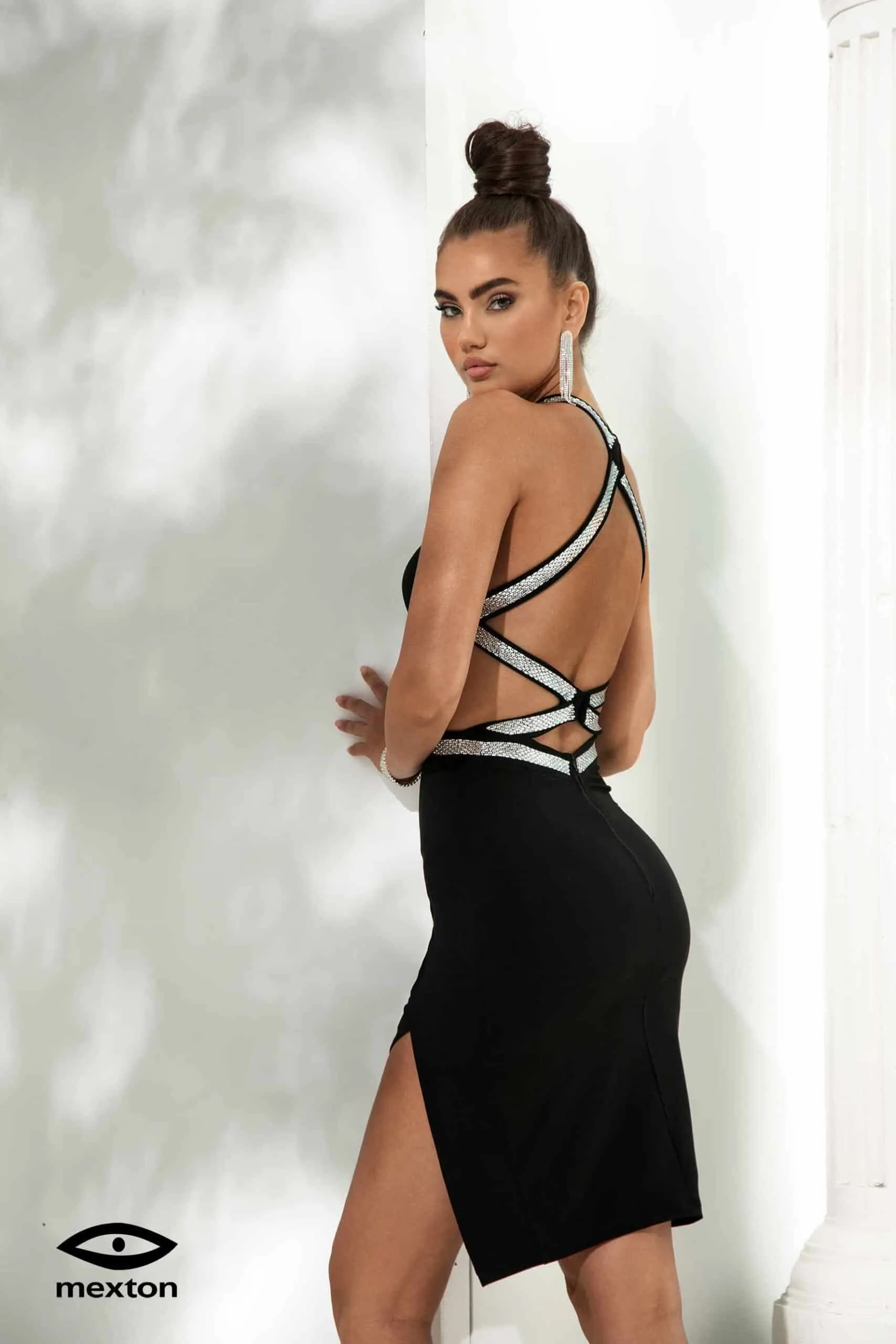 Abito. tubino con strass argento
