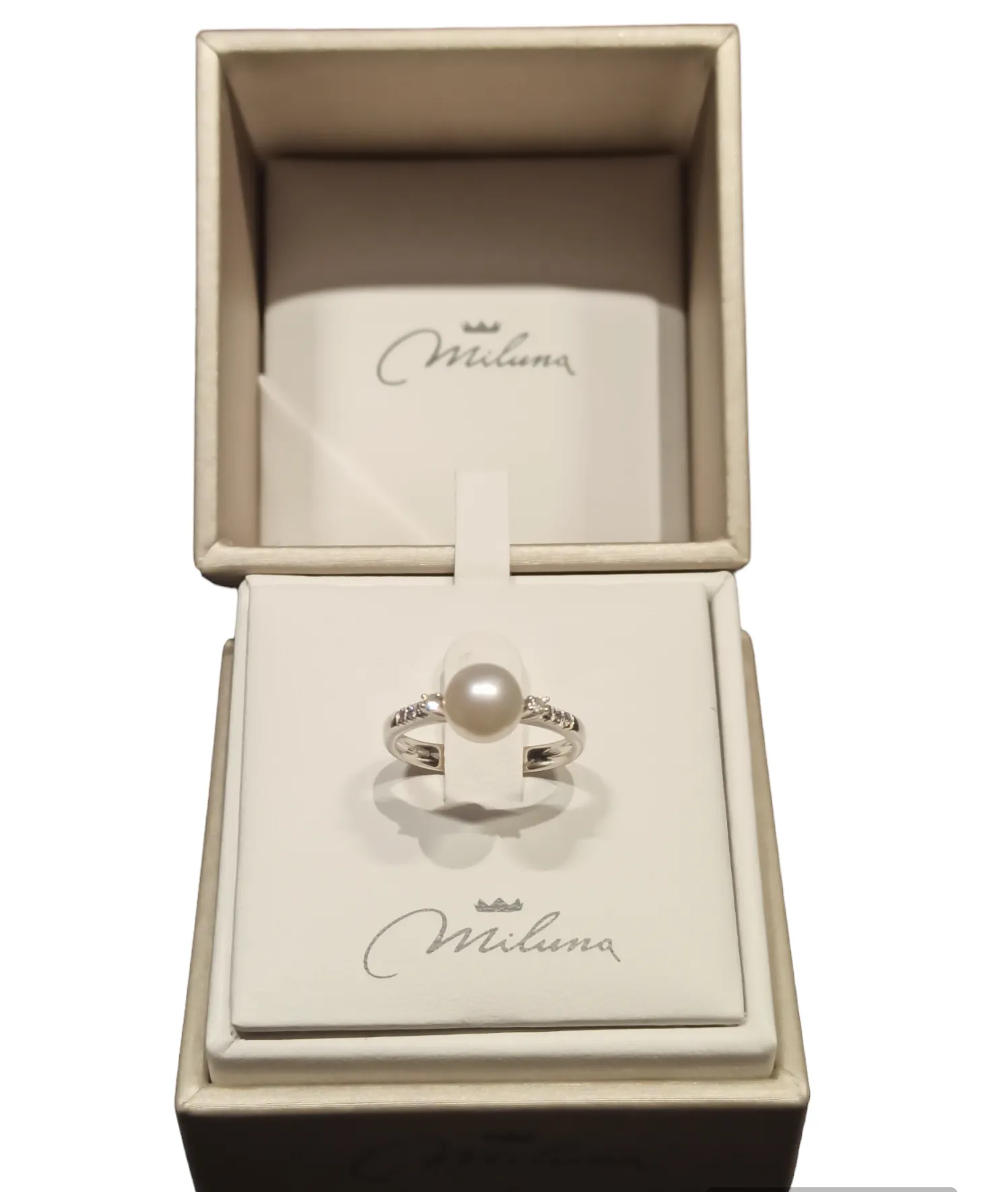 Anello in Oro bianco con perla e diamanti