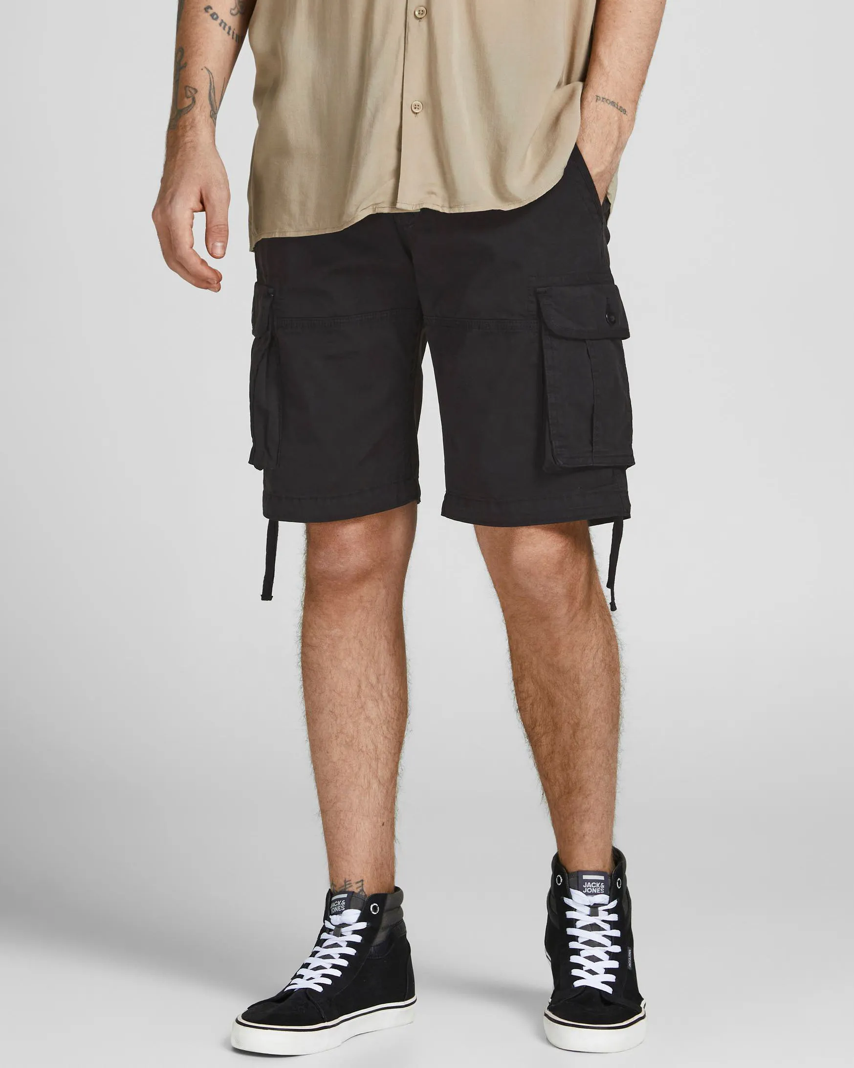 Bermuda cargo nero in cotone stretch loose-fit