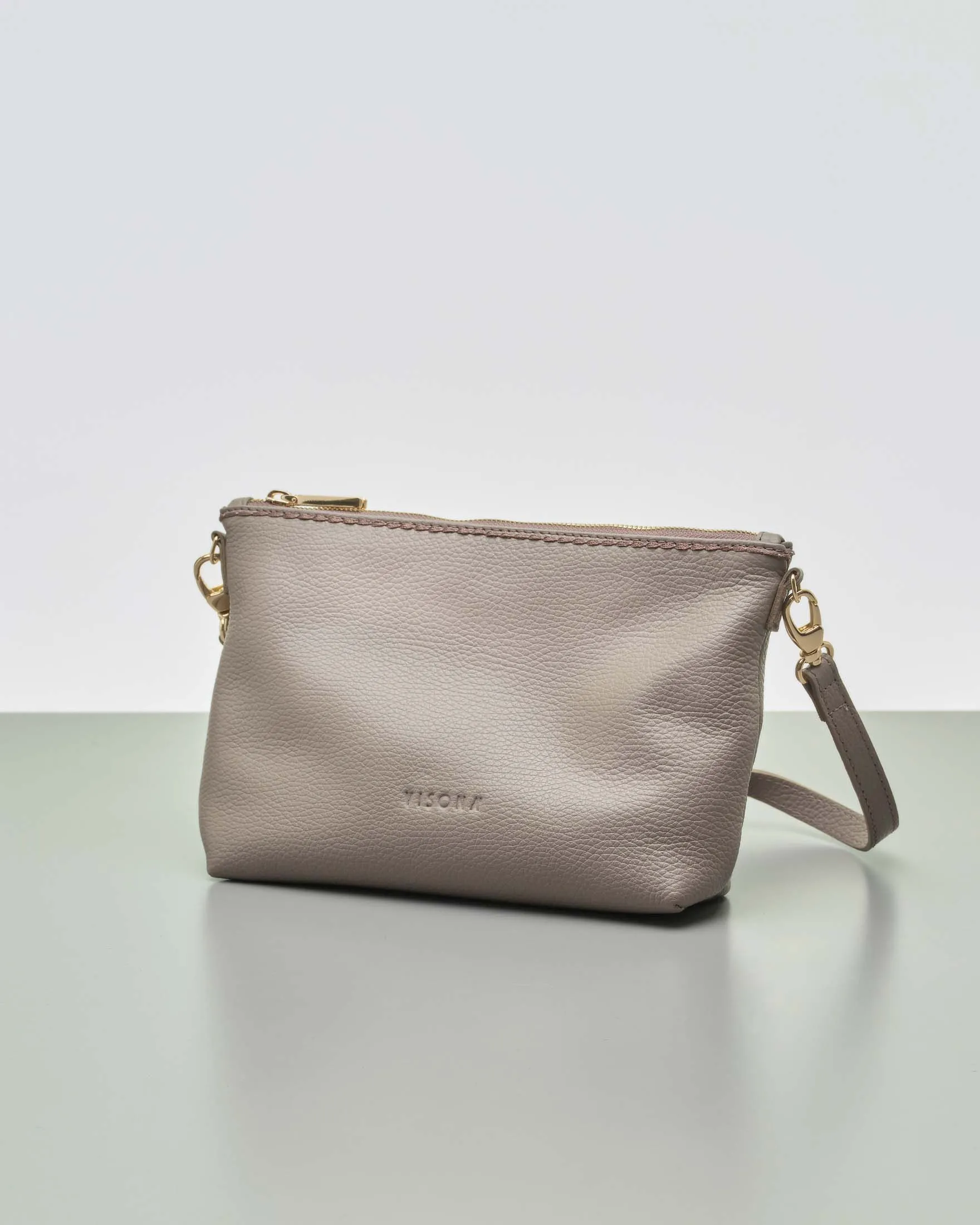Borsa a busta color taupe in pelle martellata con tracolla removibile