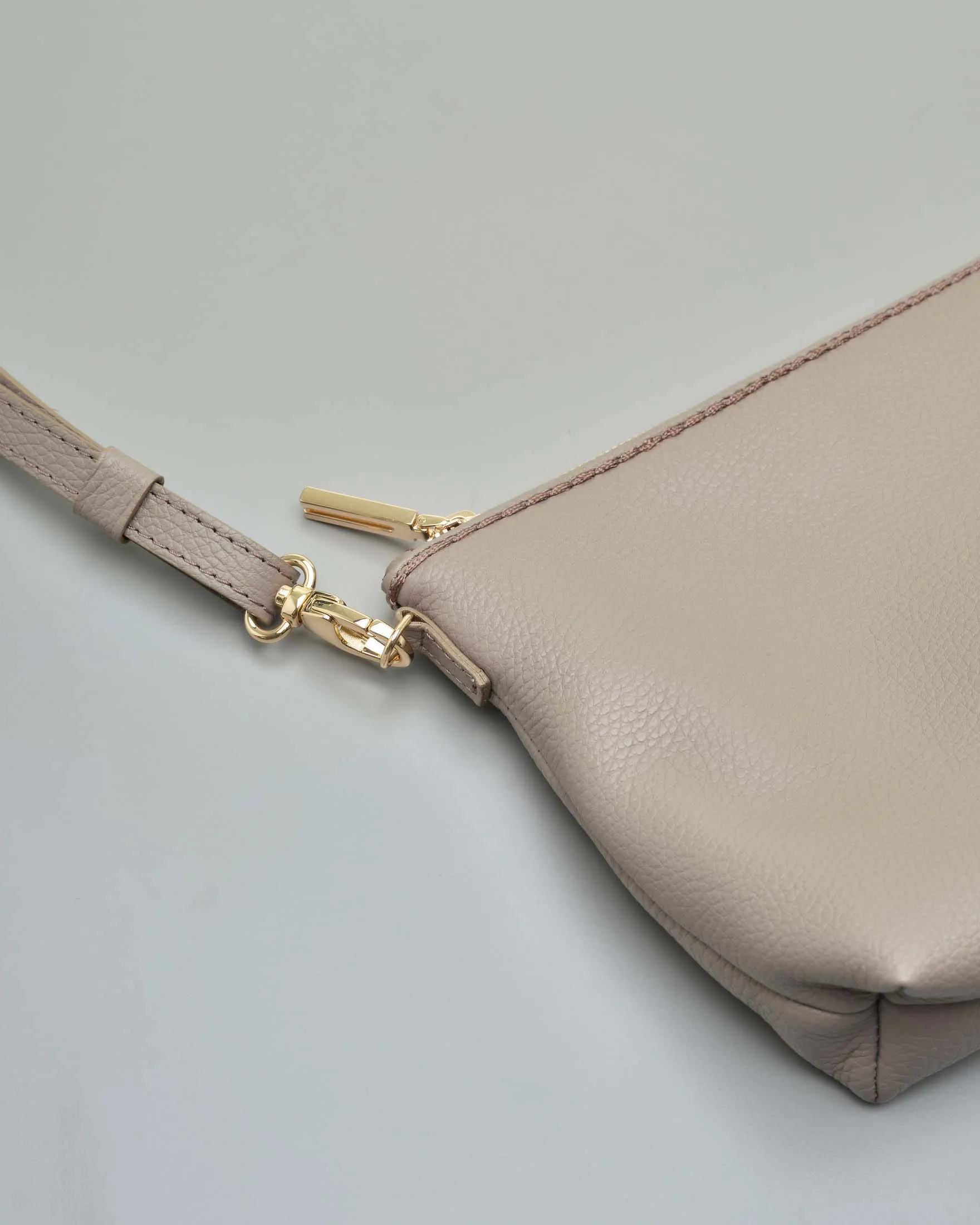 Borsa a busta color taupe in pelle martellata con tracolla removibile
