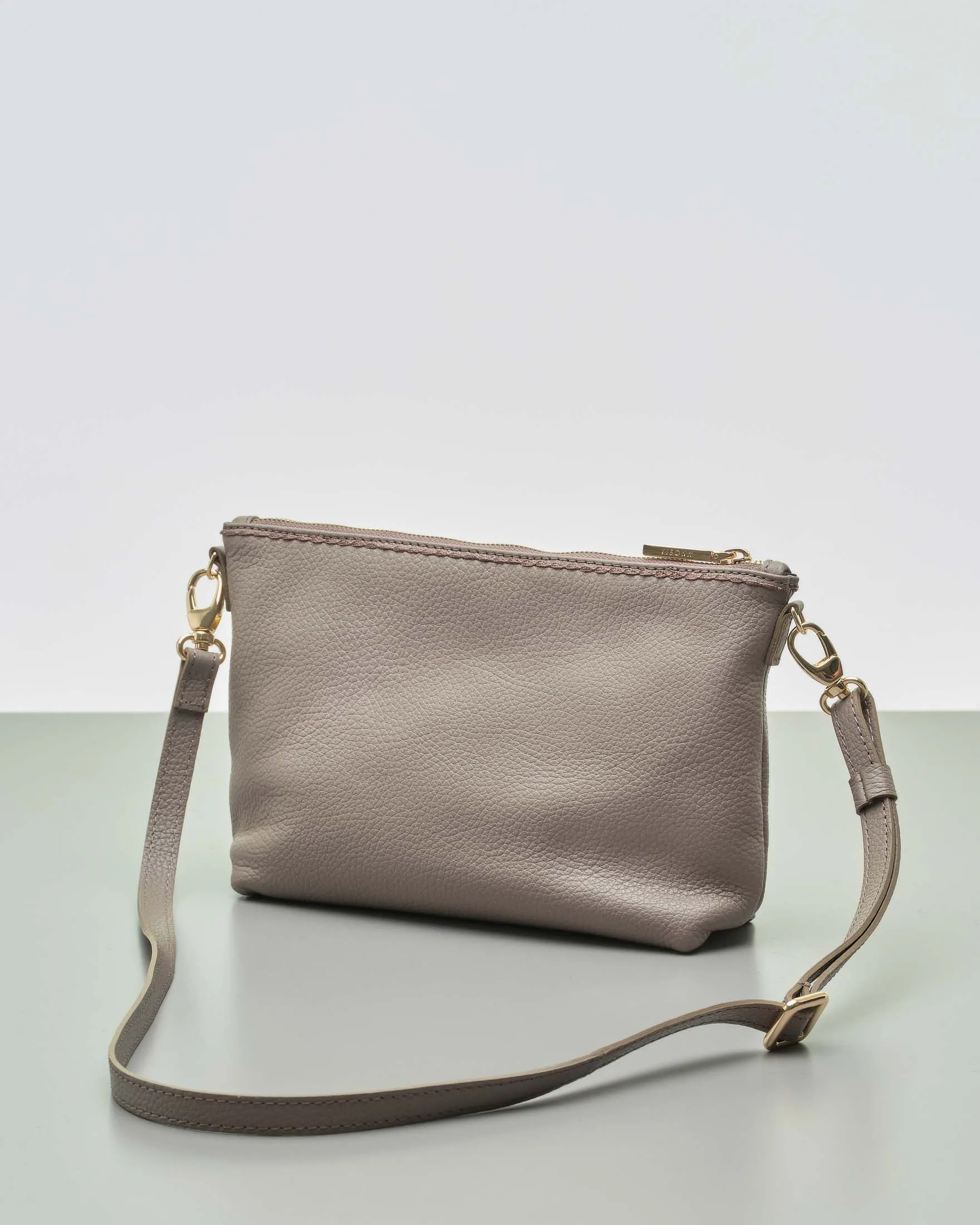 Borsa a busta color taupe in pelle martellata con tracolla removibile
