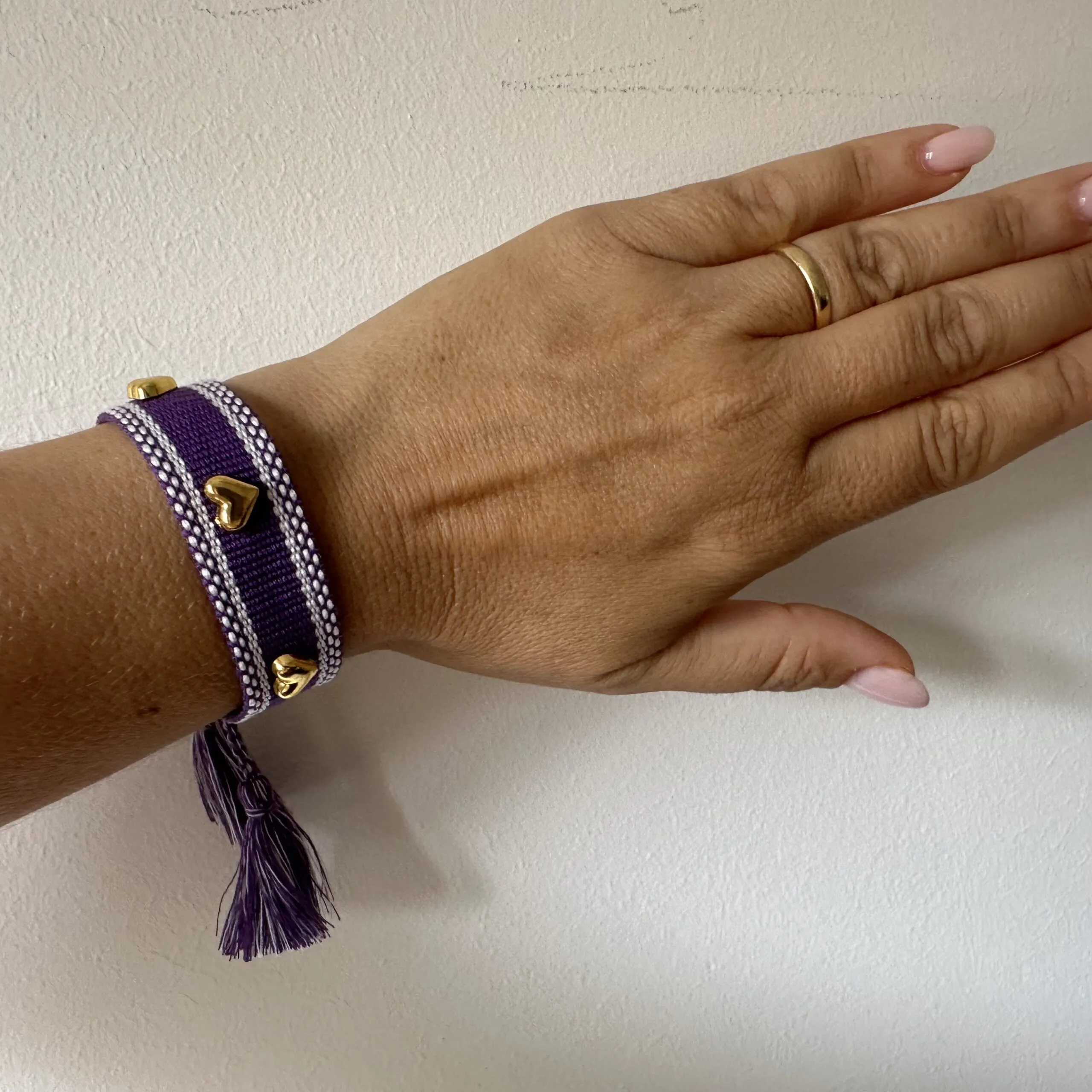 Bracciale in tessuto e borchiette a cuore