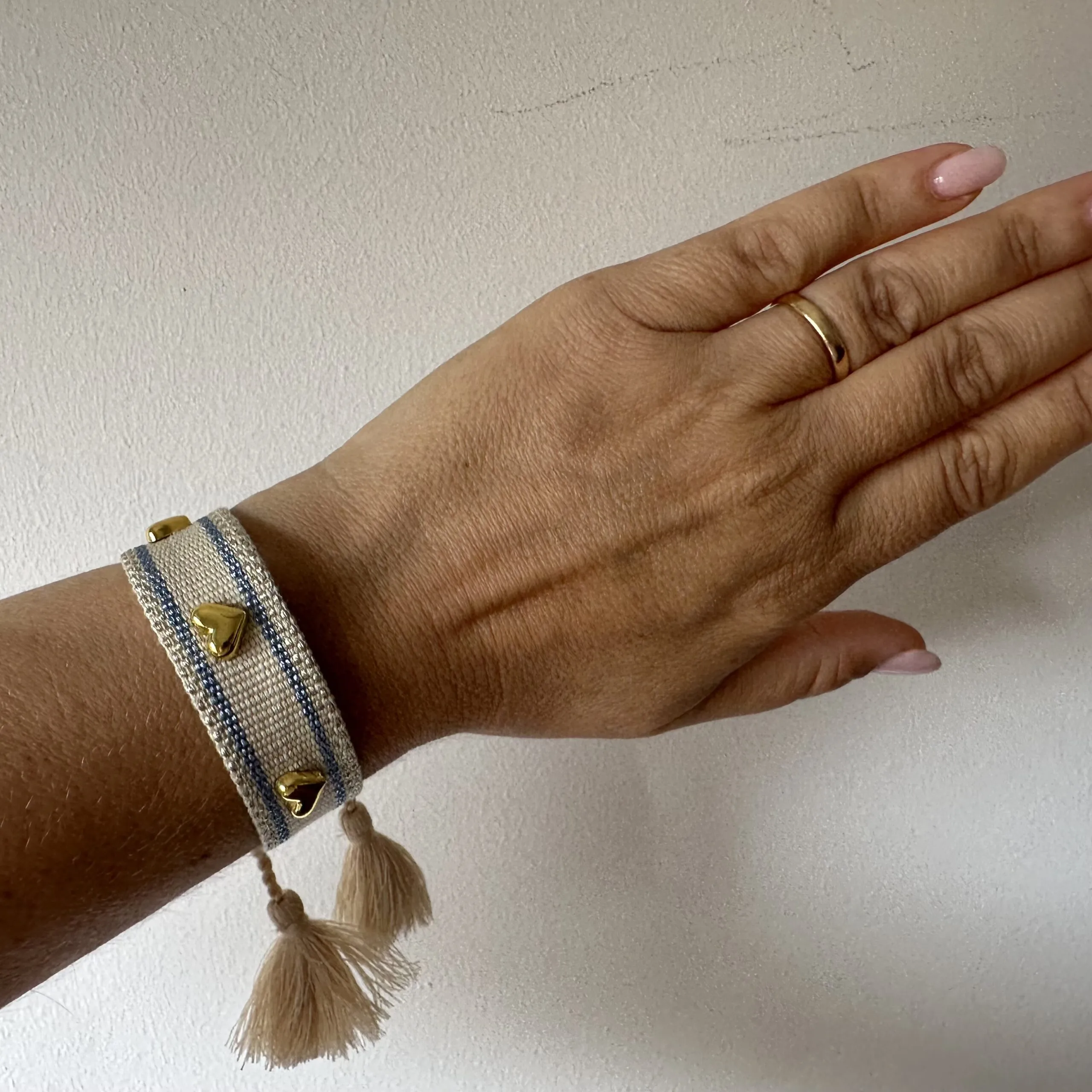 Bracciale in tessuto e borchiette a cuore