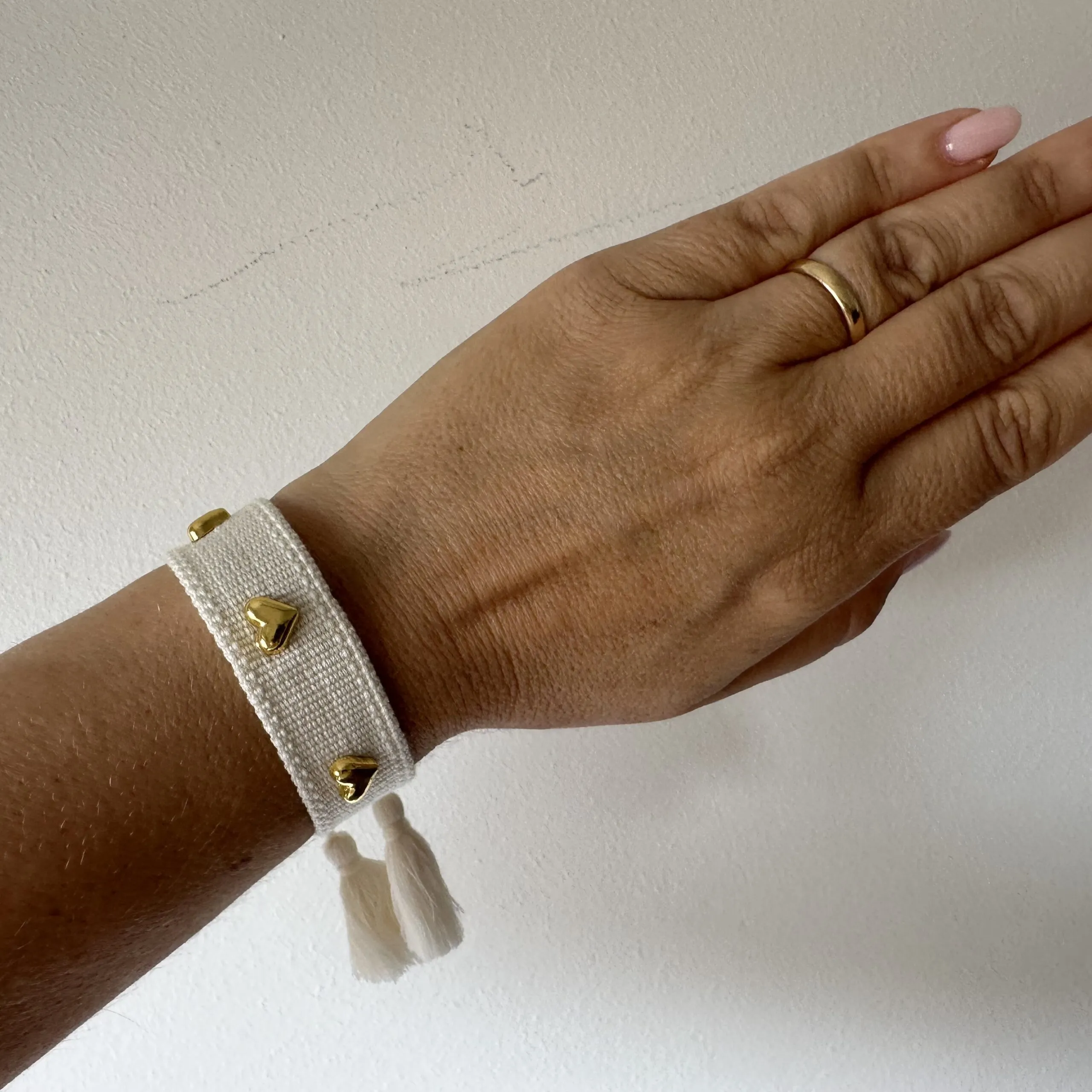 Bracciale in tessuto e borchiette a cuore