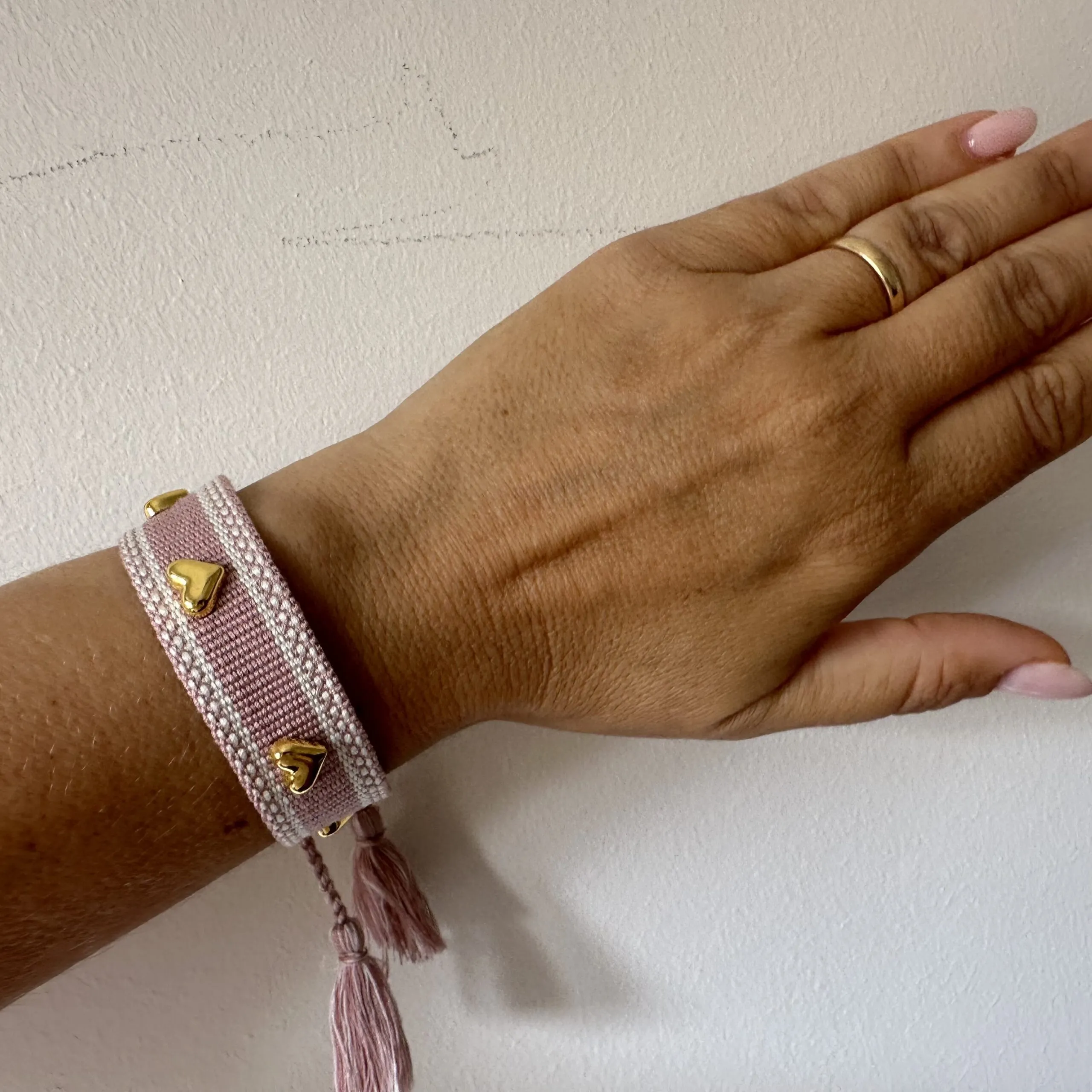Bracciale in tessuto e borchiette a cuore