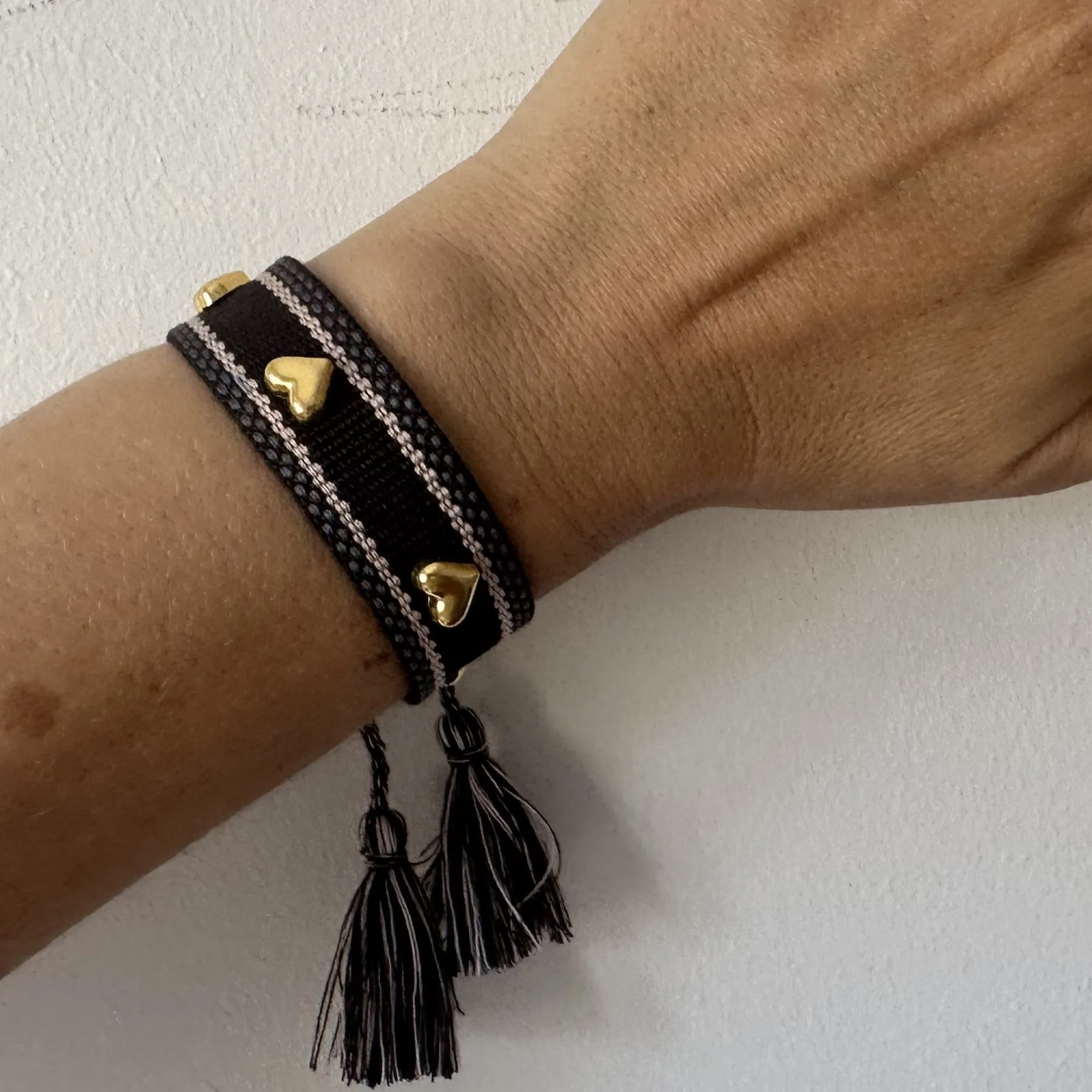 Bracciale in tessuto e borchiette a cuore