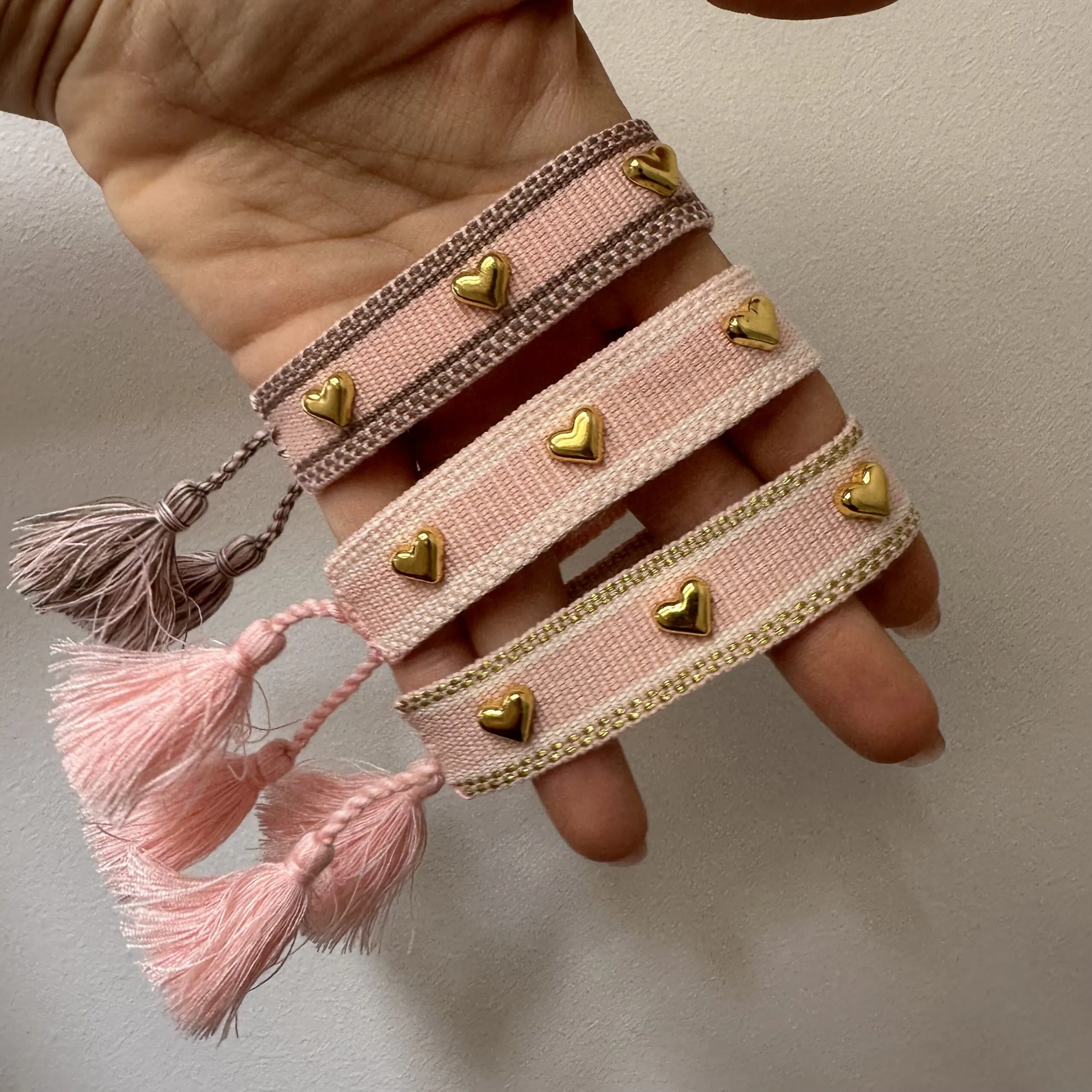 Bracciale in tessuto e borchiette a cuore