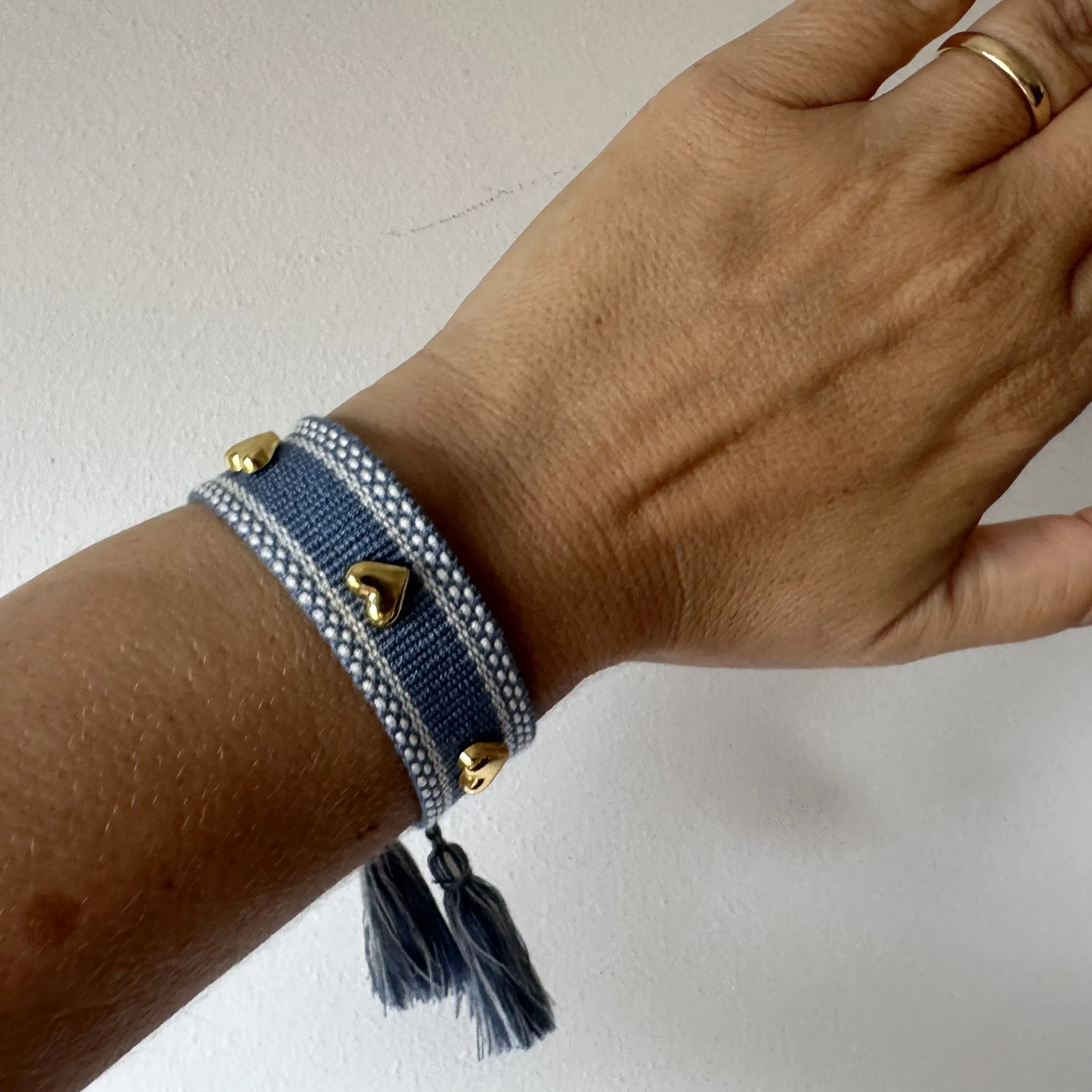 Bracciale in tessuto e borchiette a cuore