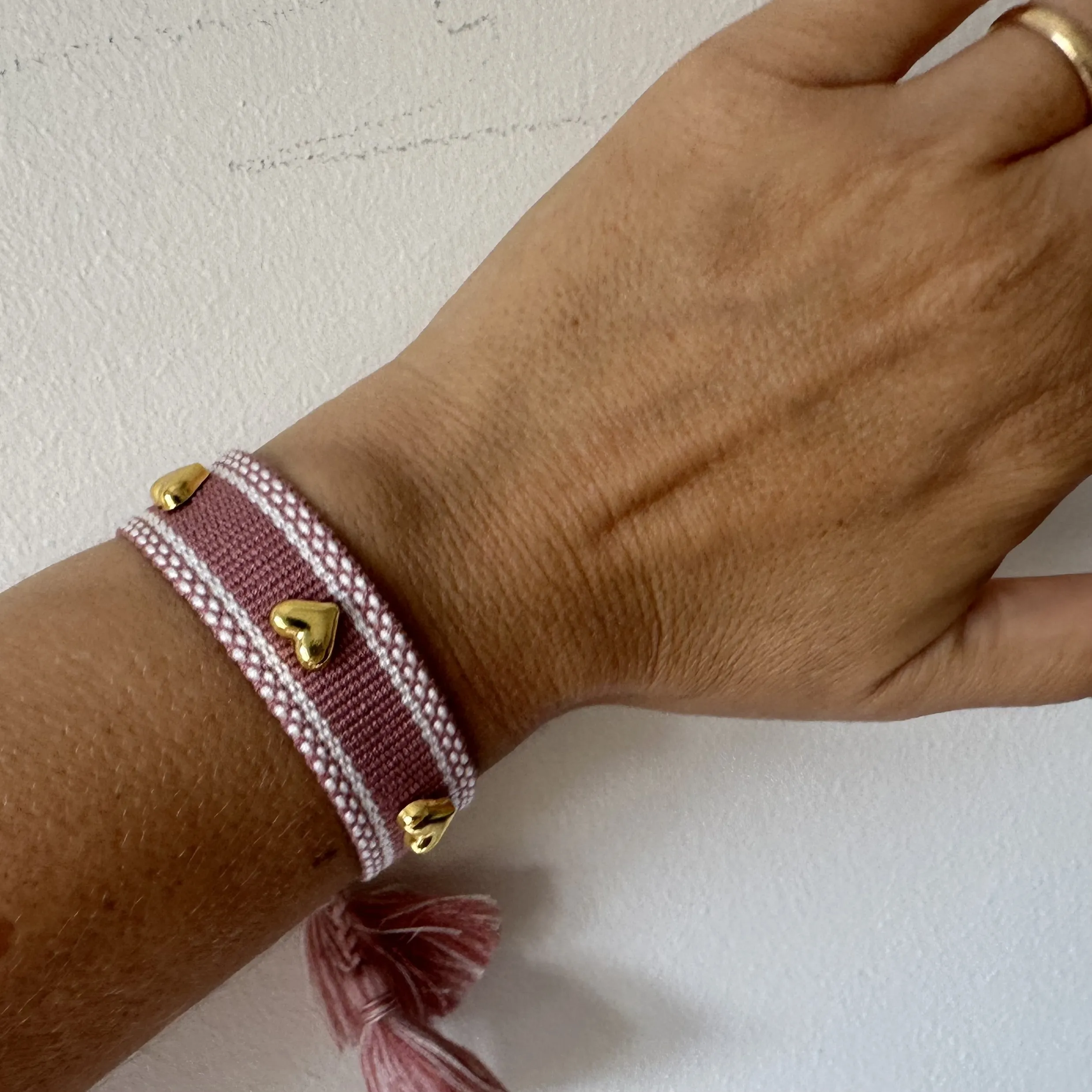 Bracciale in tessuto e borchiette a cuore