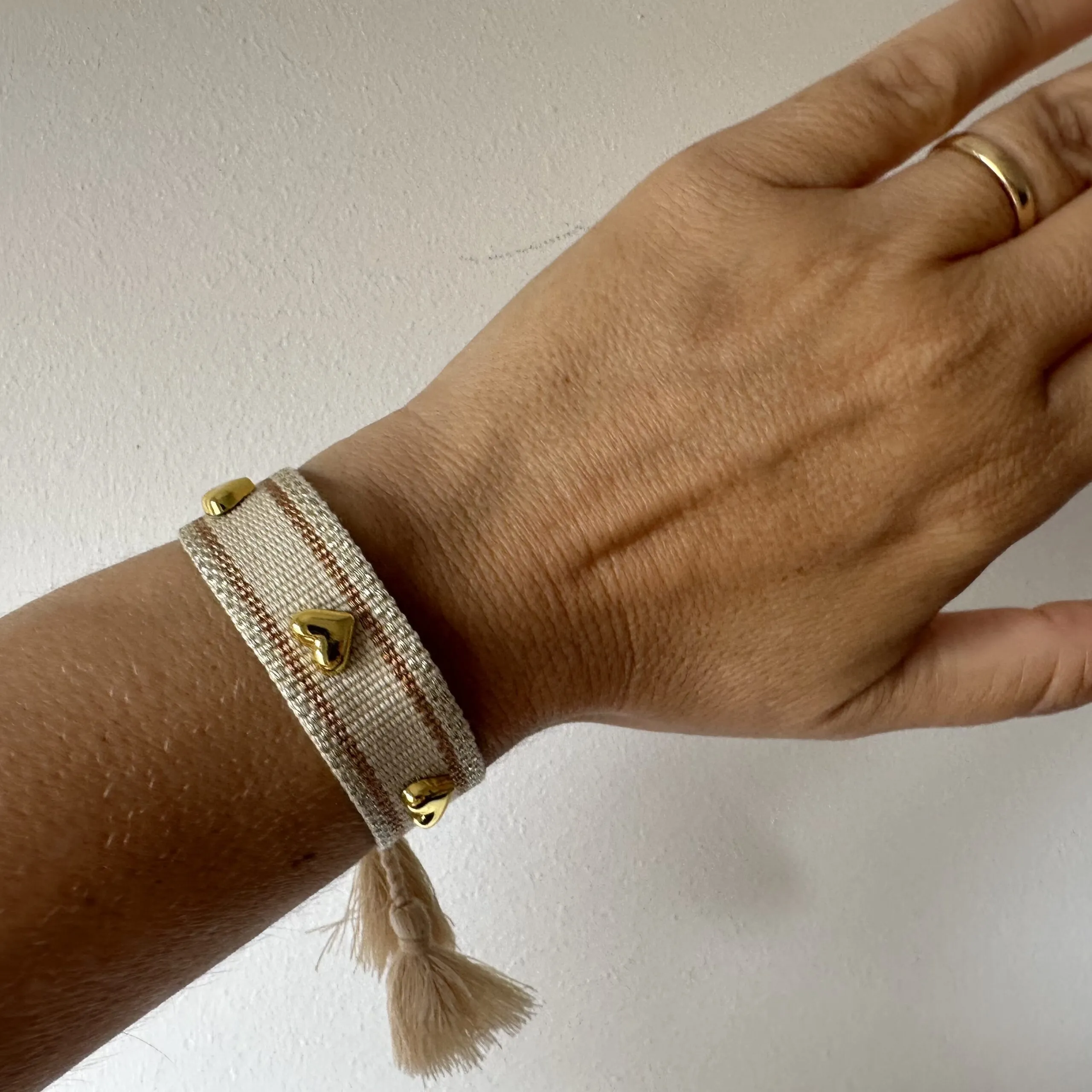 Bracciale in tessuto e borchiette a cuore