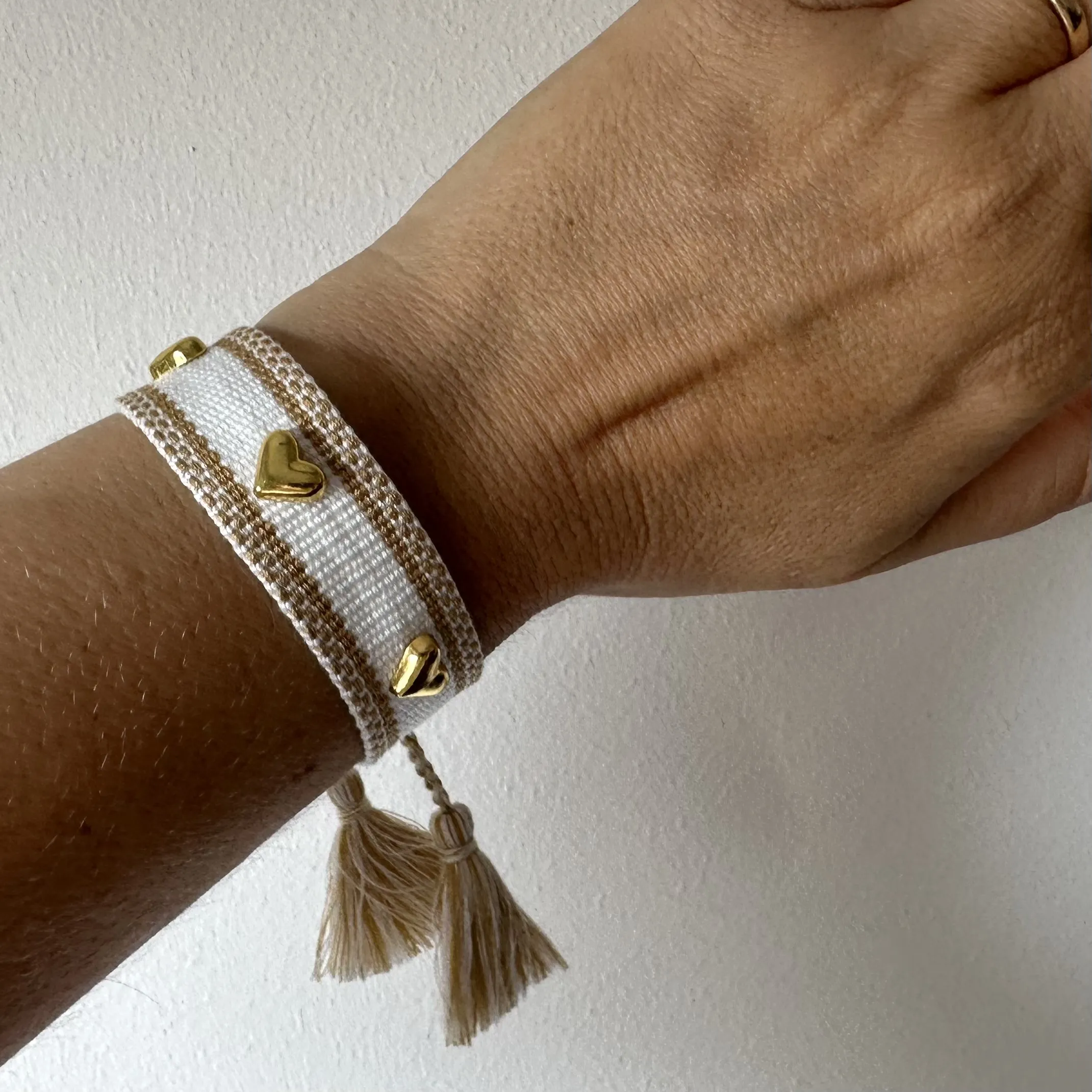 Bracciale in tessuto e borchiette a cuore