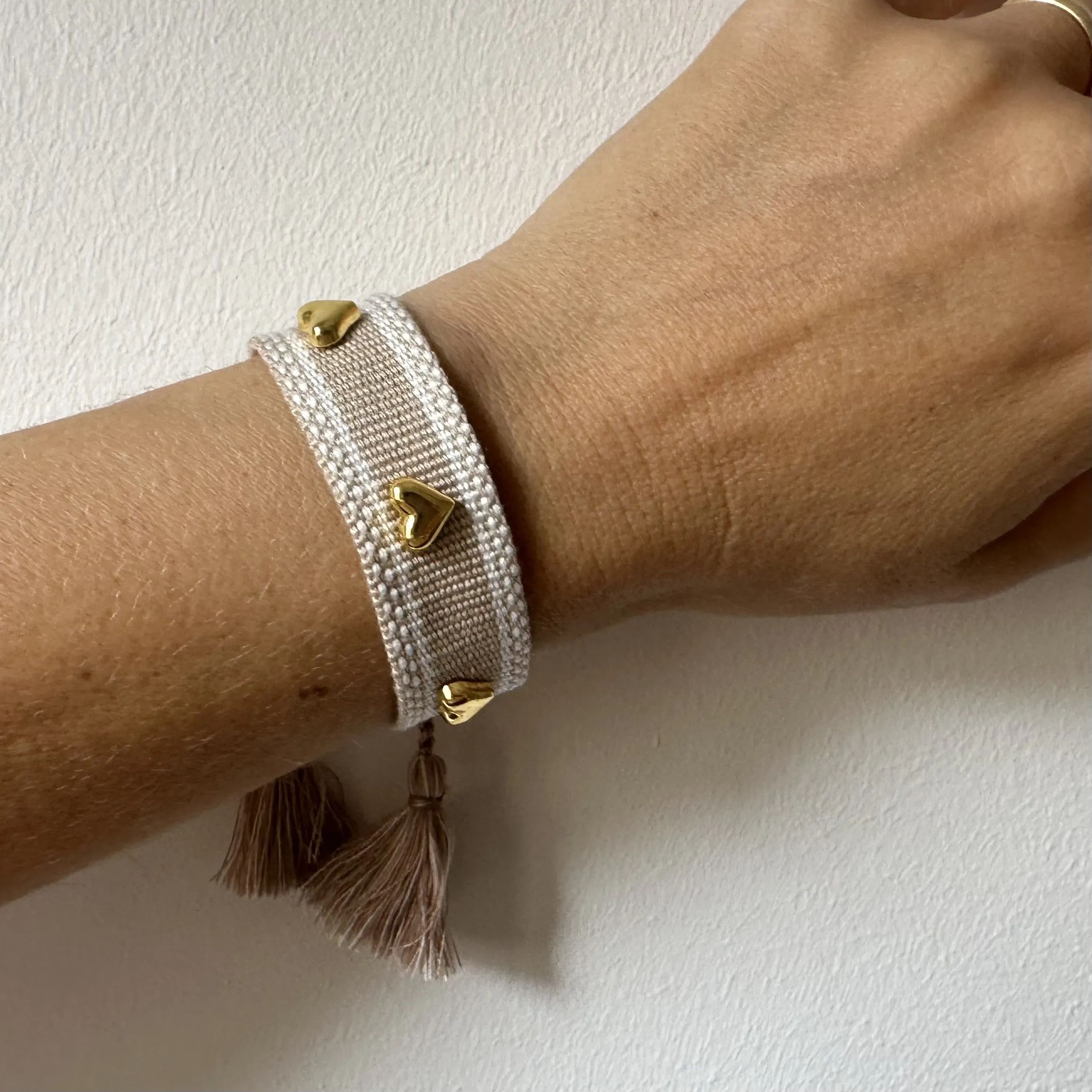 Bracciale in tessuto e borchiette a cuore