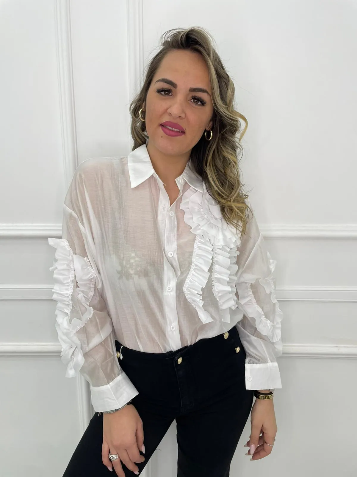 Camicia over velata con rouches su un lato