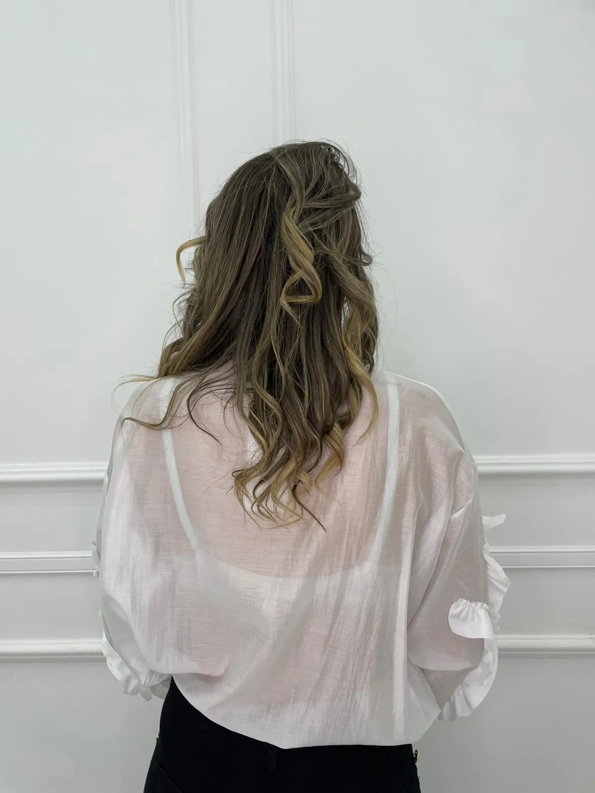 Camicia over velata con rouches su un lato