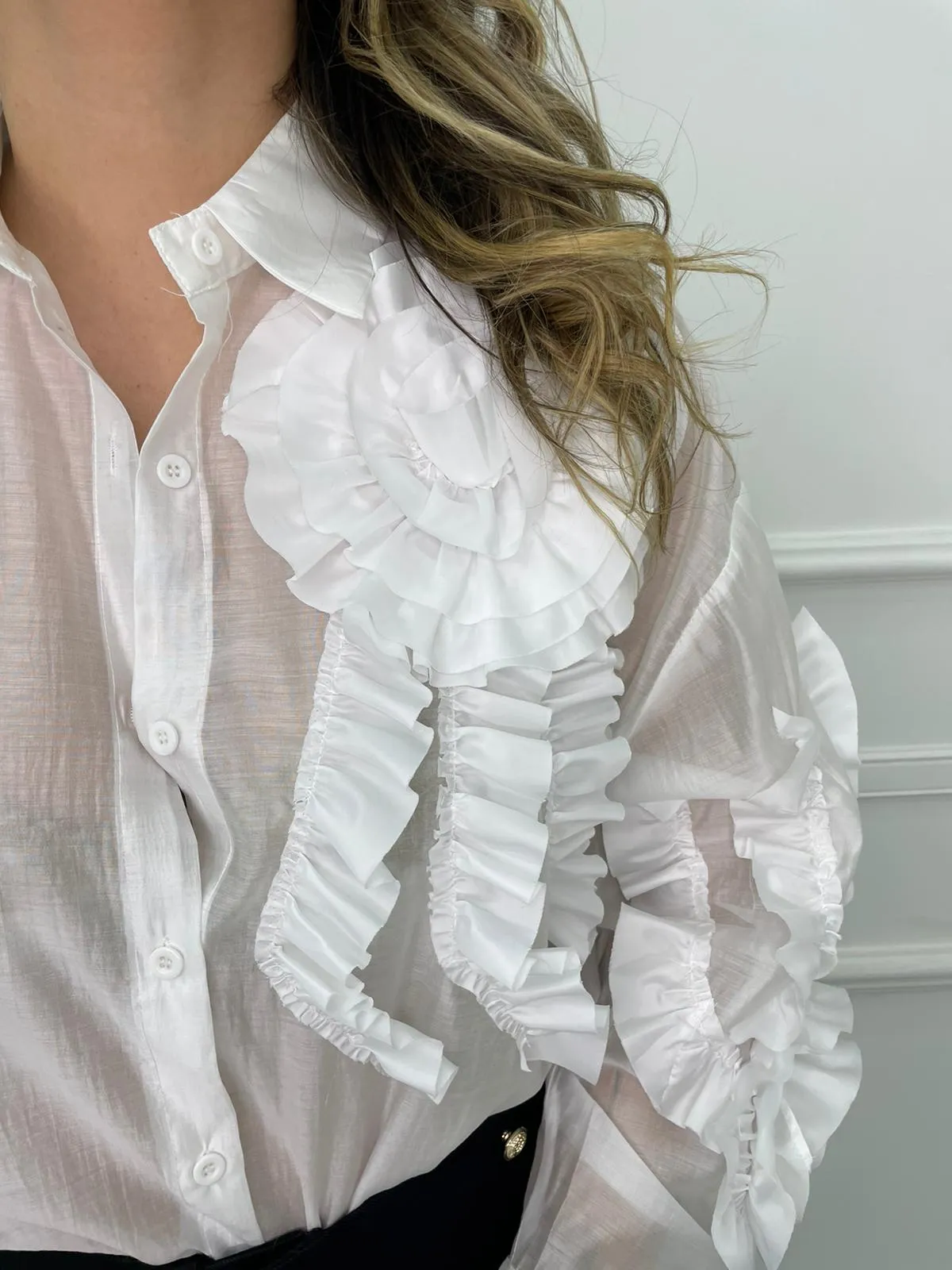 Camicia over velata con rouches su un lato