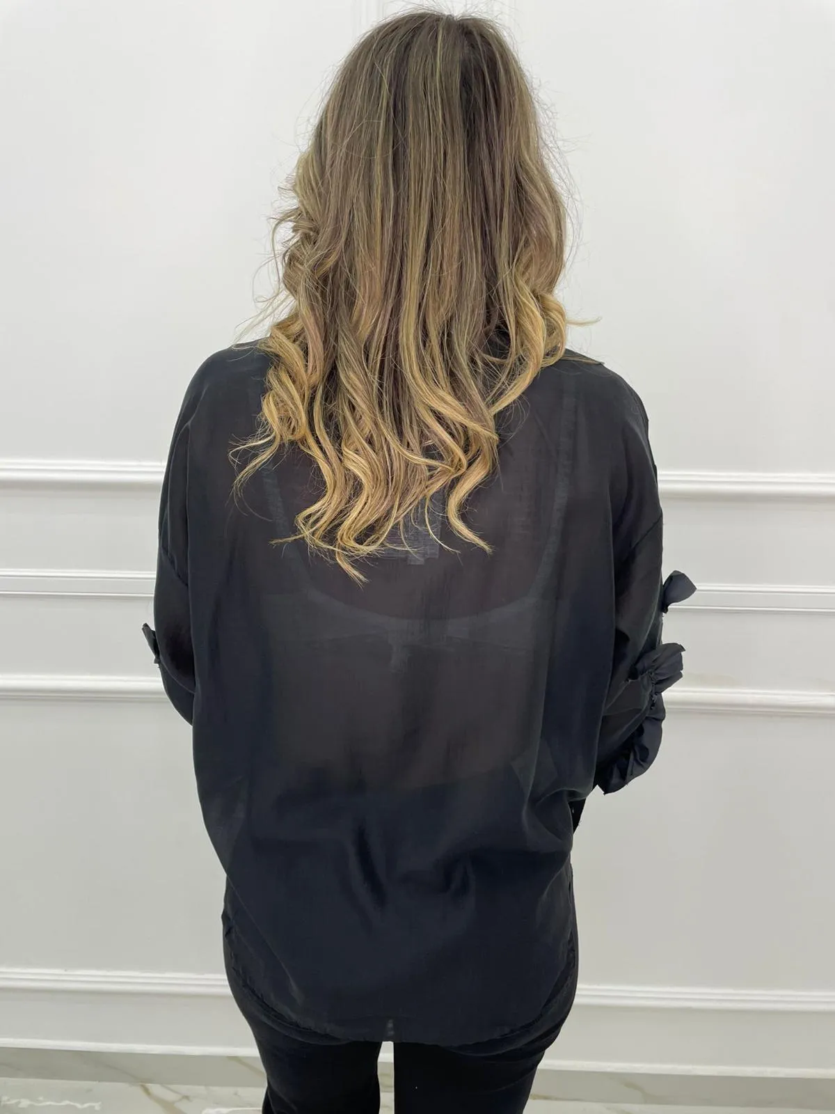 Camicia over velata con rouches su un lato