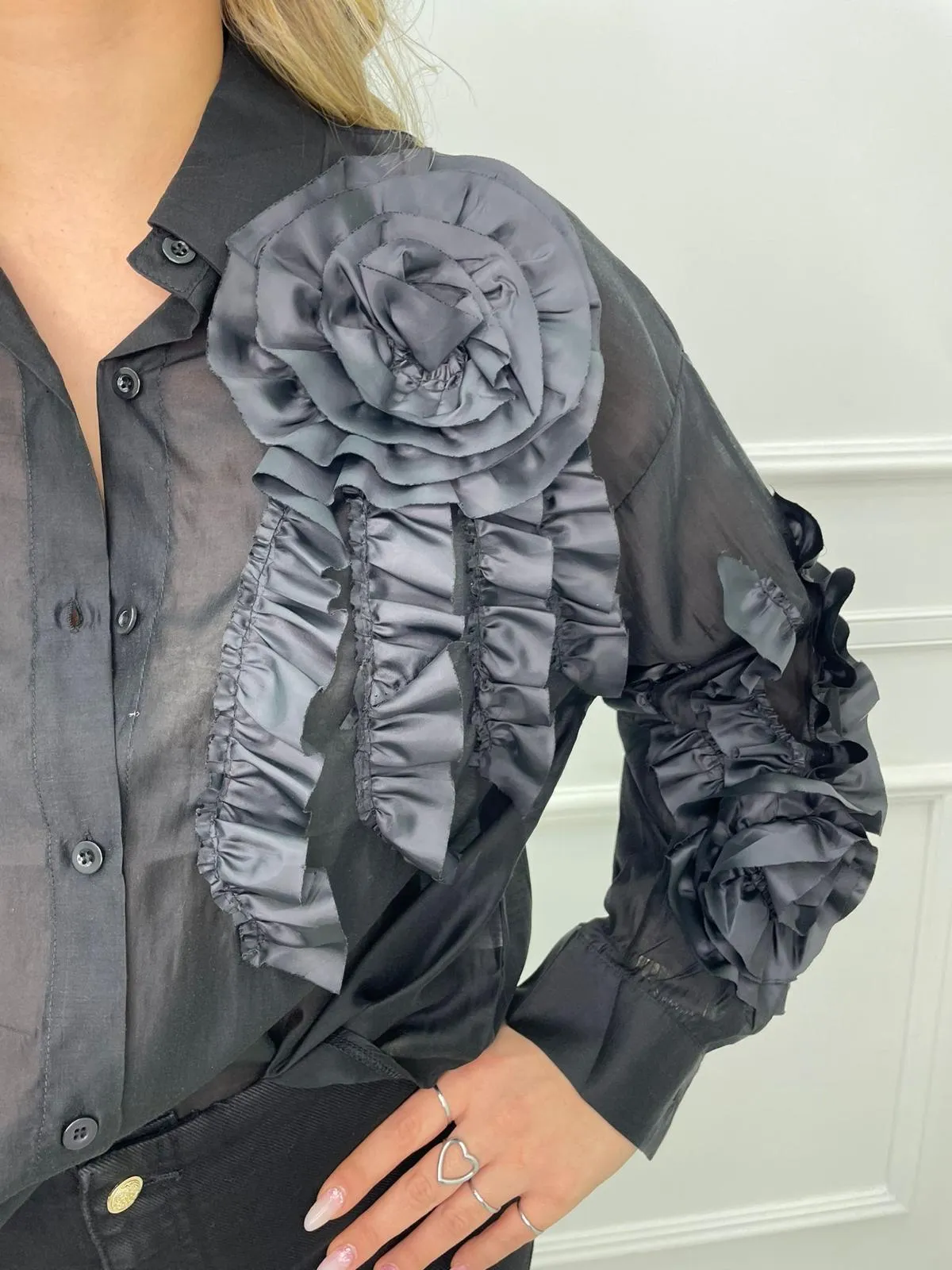 Camicia over velata con rouches su un lato