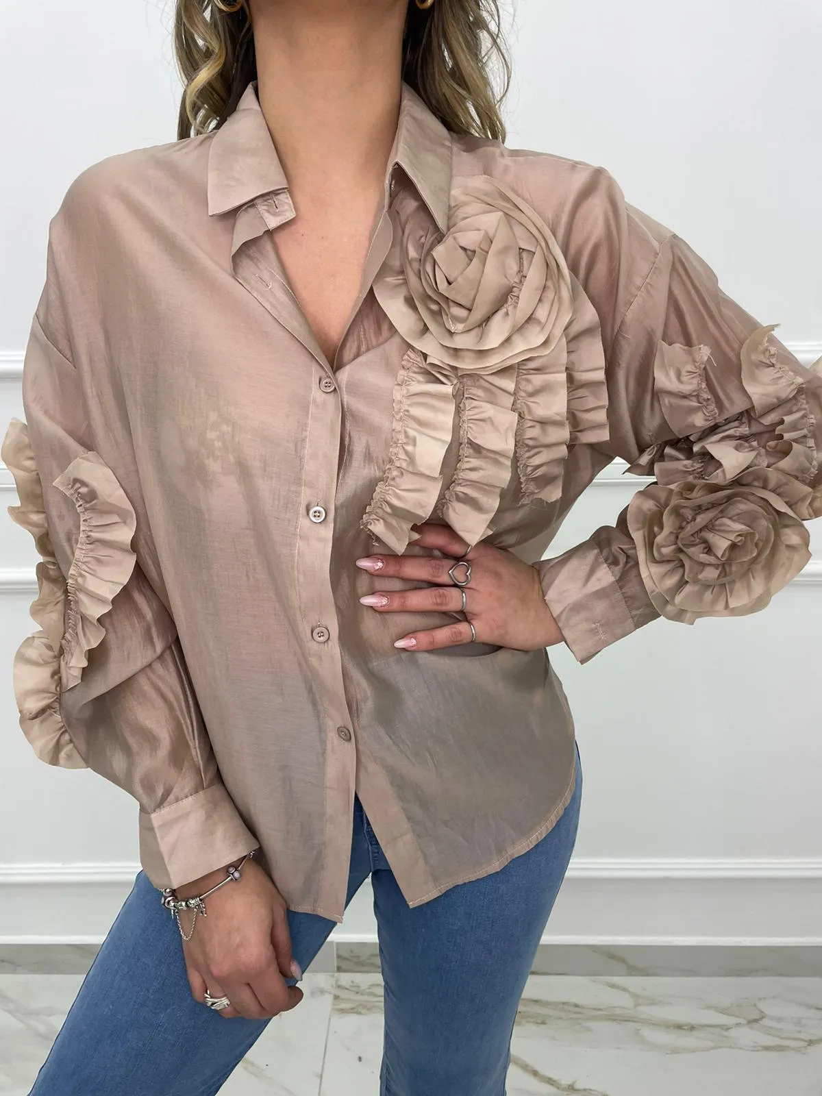 Camicia over velata con rouches su un lato