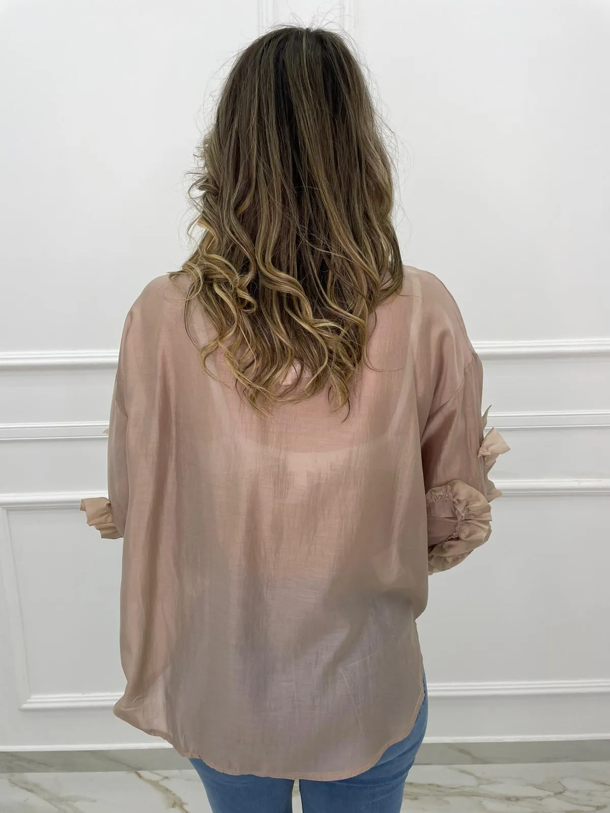 Camicia over velata con rouches su un lato