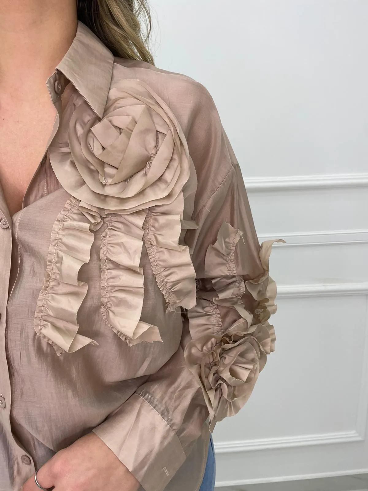 Camicia over velata con rouches su un lato