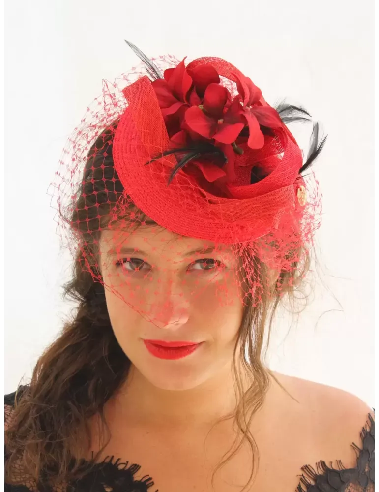 Cerchietto rosso e nero elegante con piume e veletta