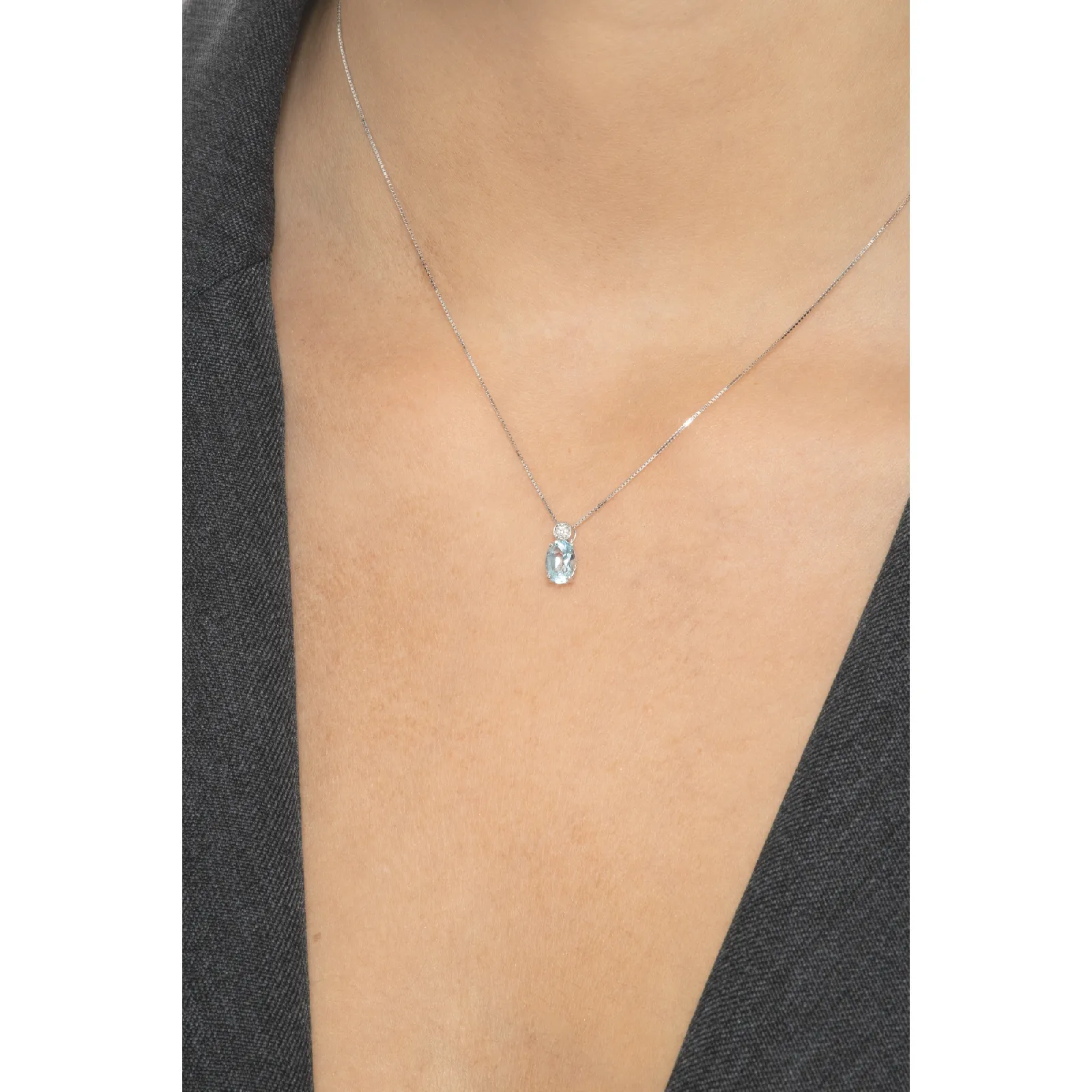Collana con pendente in oro bianco 18k con diamante e acquamarina