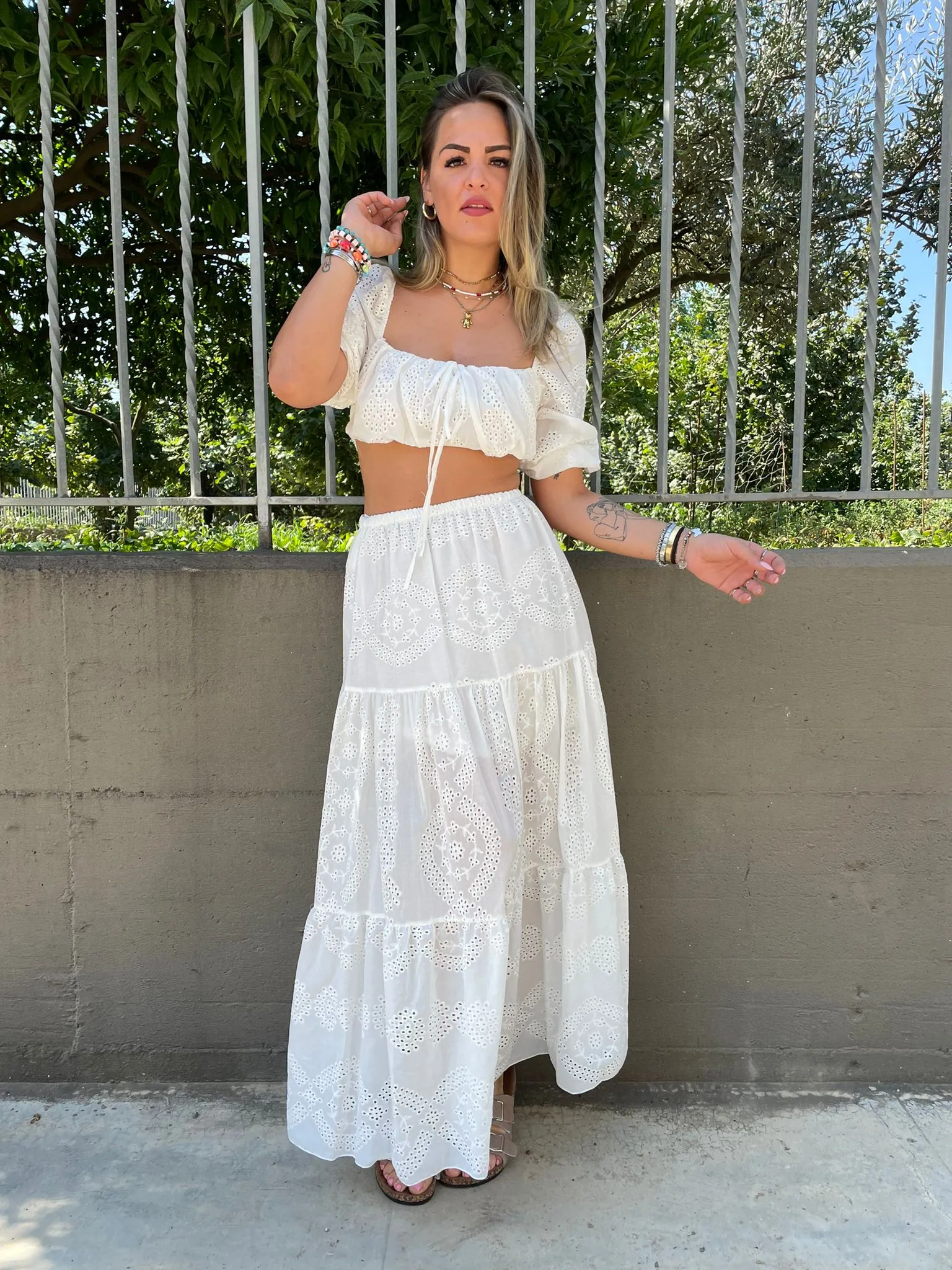 Coordinato 2 pezzi in pizzo san gallo con gonnellone e camicia crop