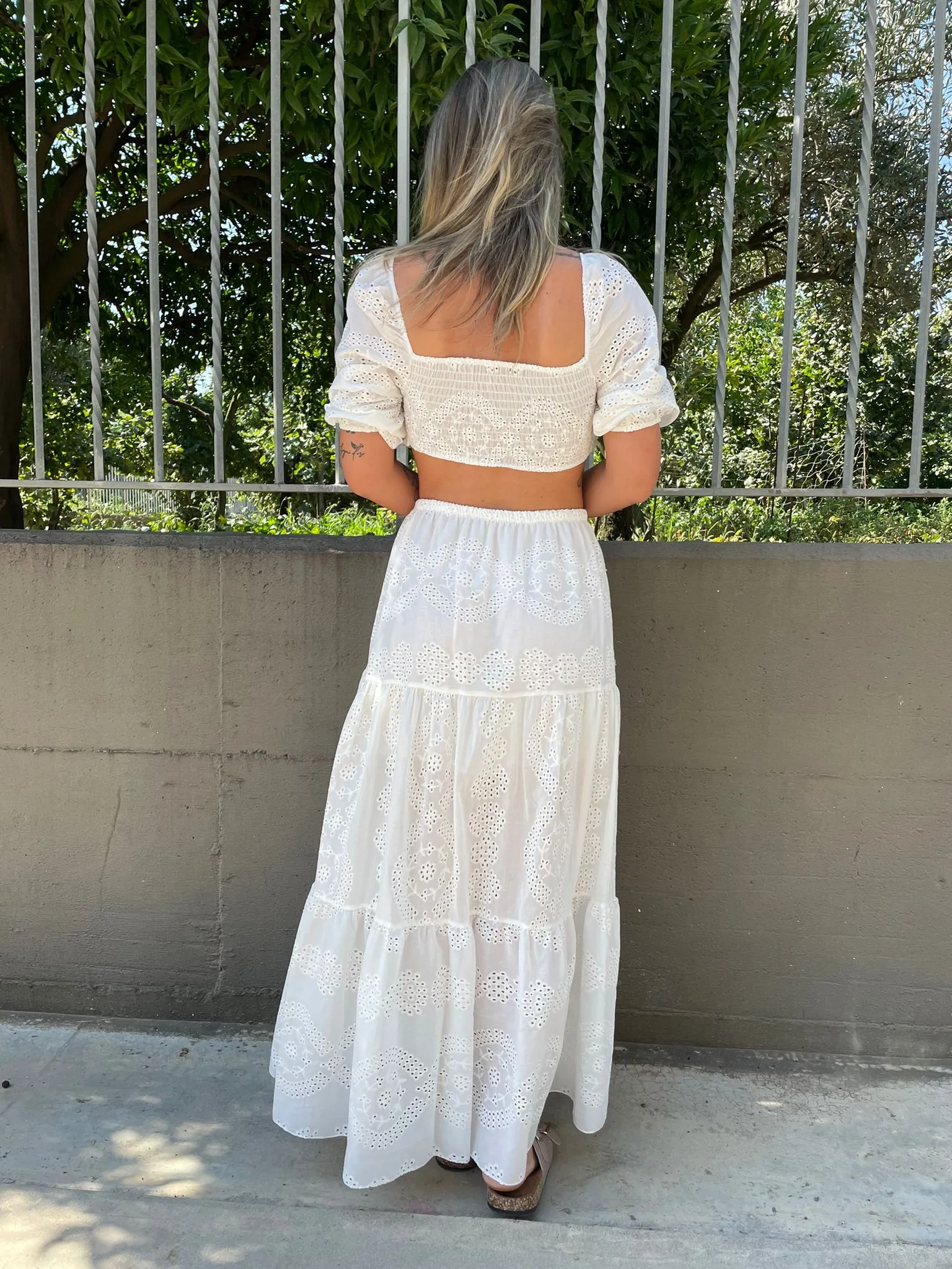 Coordinato 2 pezzi in pizzo san gallo con gonnellone e camicia crop