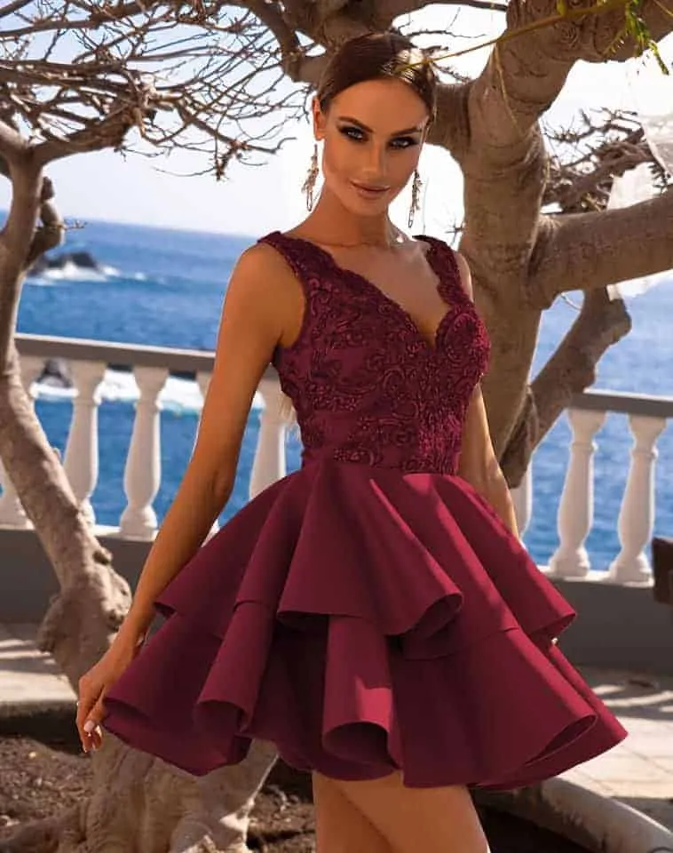 Elegante abito svasato con balze e corpino in tulle ricamato (BORDEAUX)