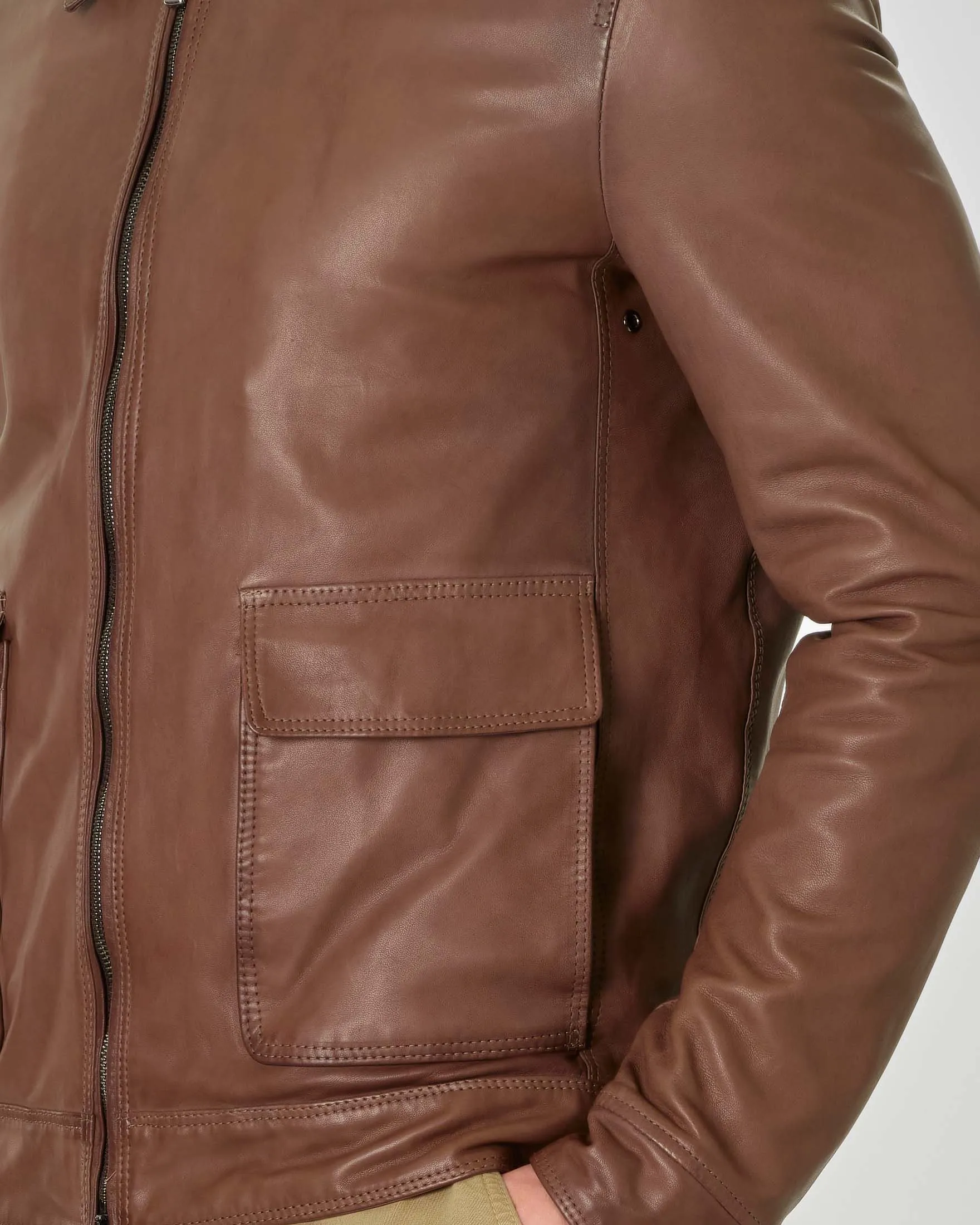 Giubbino marrone in pelle con tasche applicate