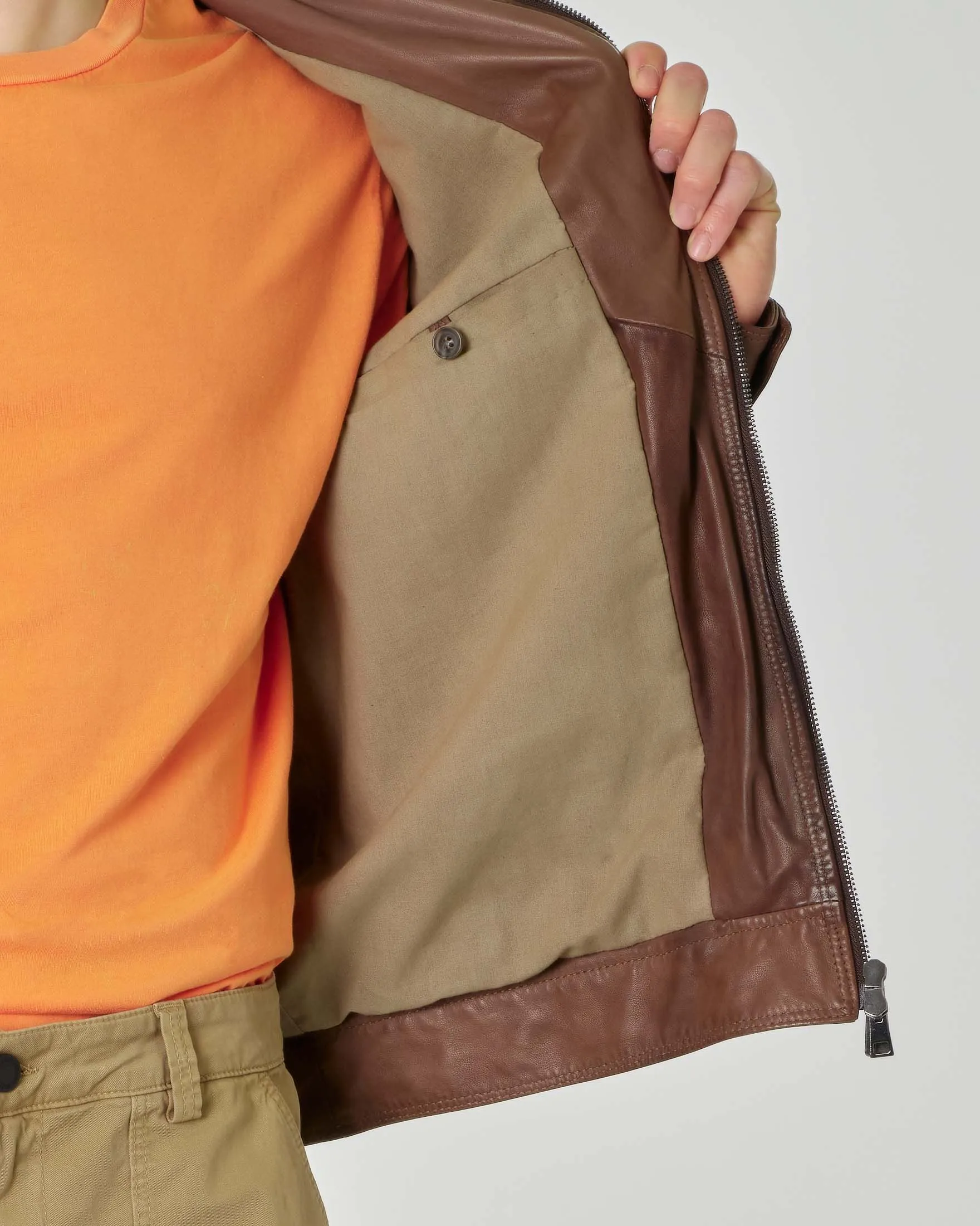 Giubbino marrone in pelle con tasche applicate