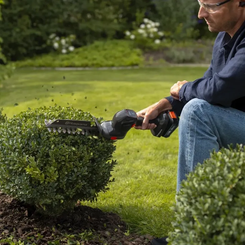 HUSQVARNA ASPIRE FORBICE PER ERBA S20-P4A CON BATTERIA E CARICABATTERIA 18V