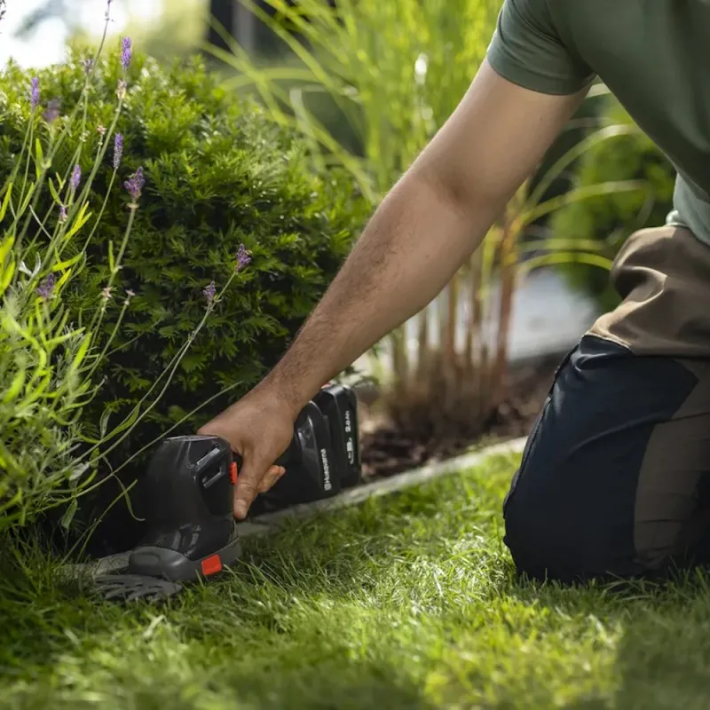 HUSQVARNA ASPIRE FORBICE PER ERBA S20-P4A CON BATTERIA E CARICABATTERIA 18V