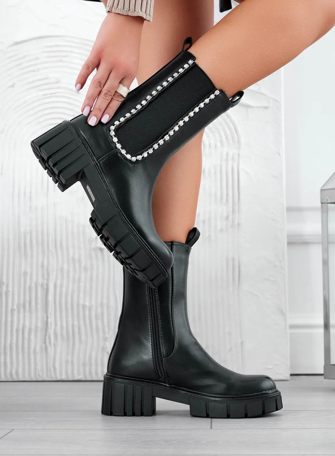 JASPER - Stivaletti neri con elastico e fascia gioiello