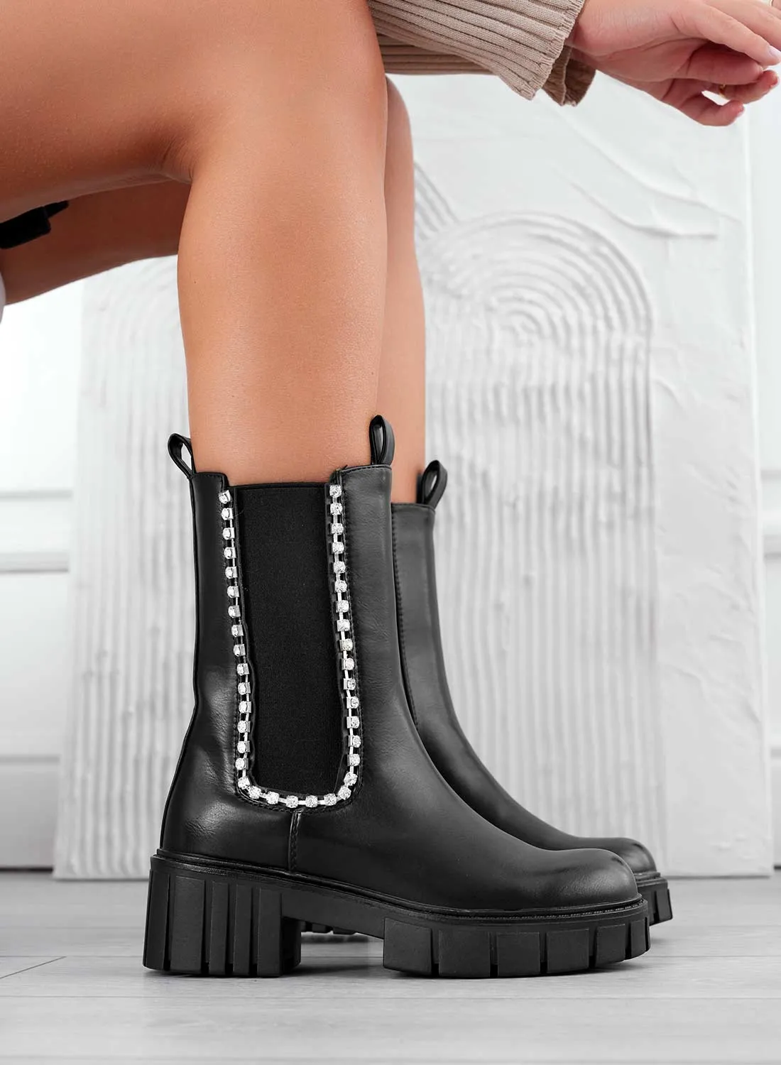 JASPER - Stivaletti neri con elastico e fascia gioiello