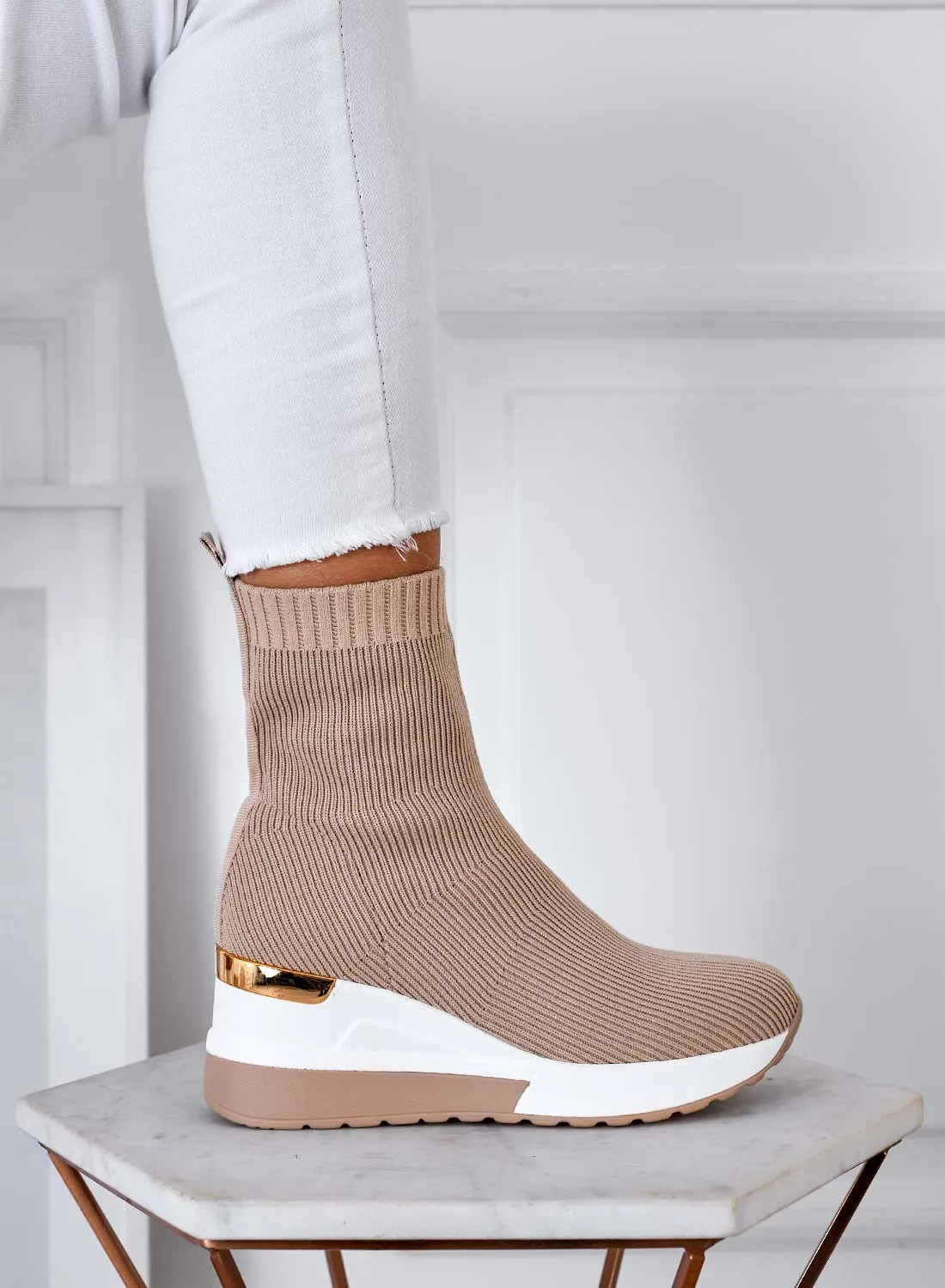 JUNA - Stivaletti beige in tessuto elastico con zeppa