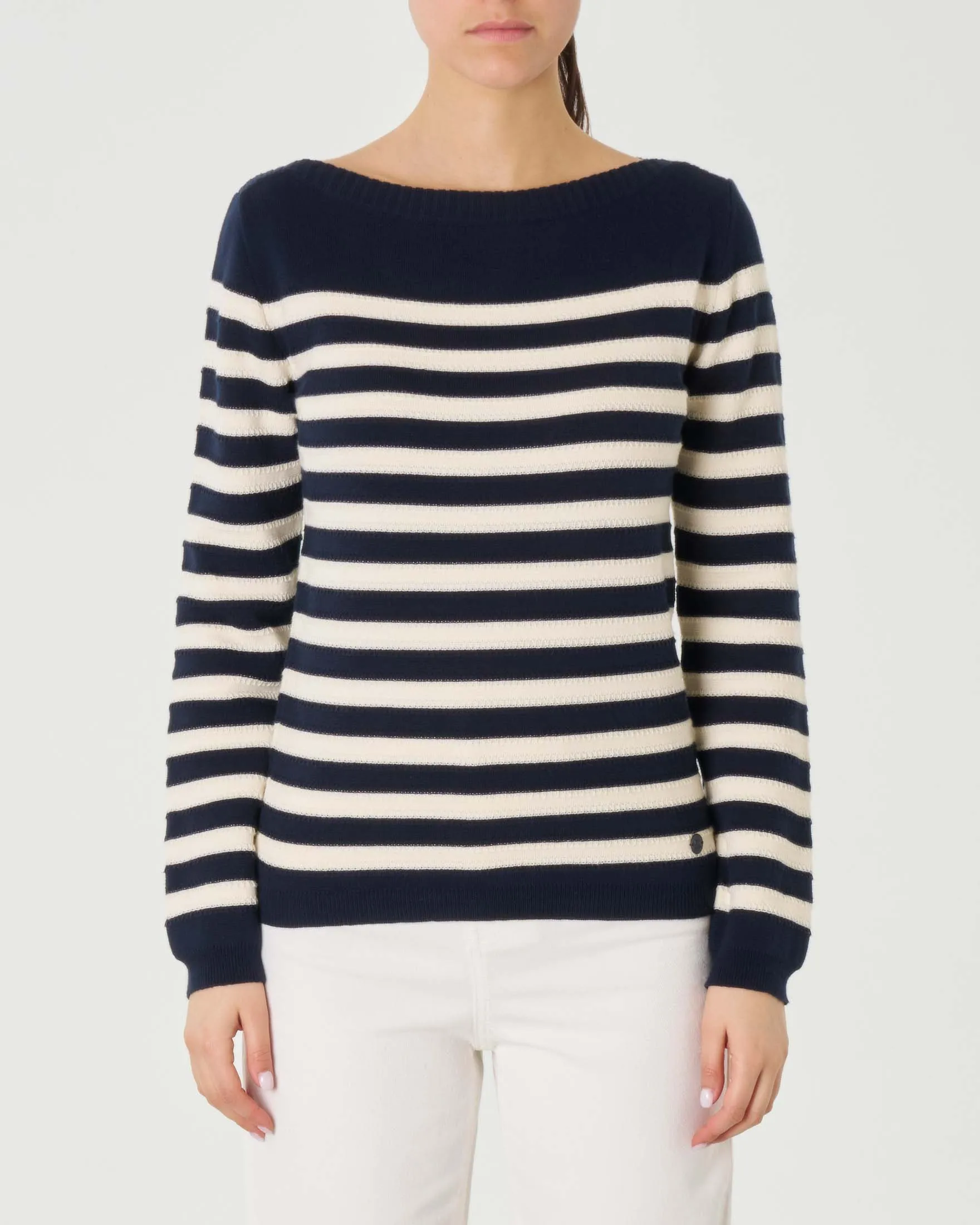 Maglia blu a righe avorio in cotone con cuciture a vista e scollo a barchetta