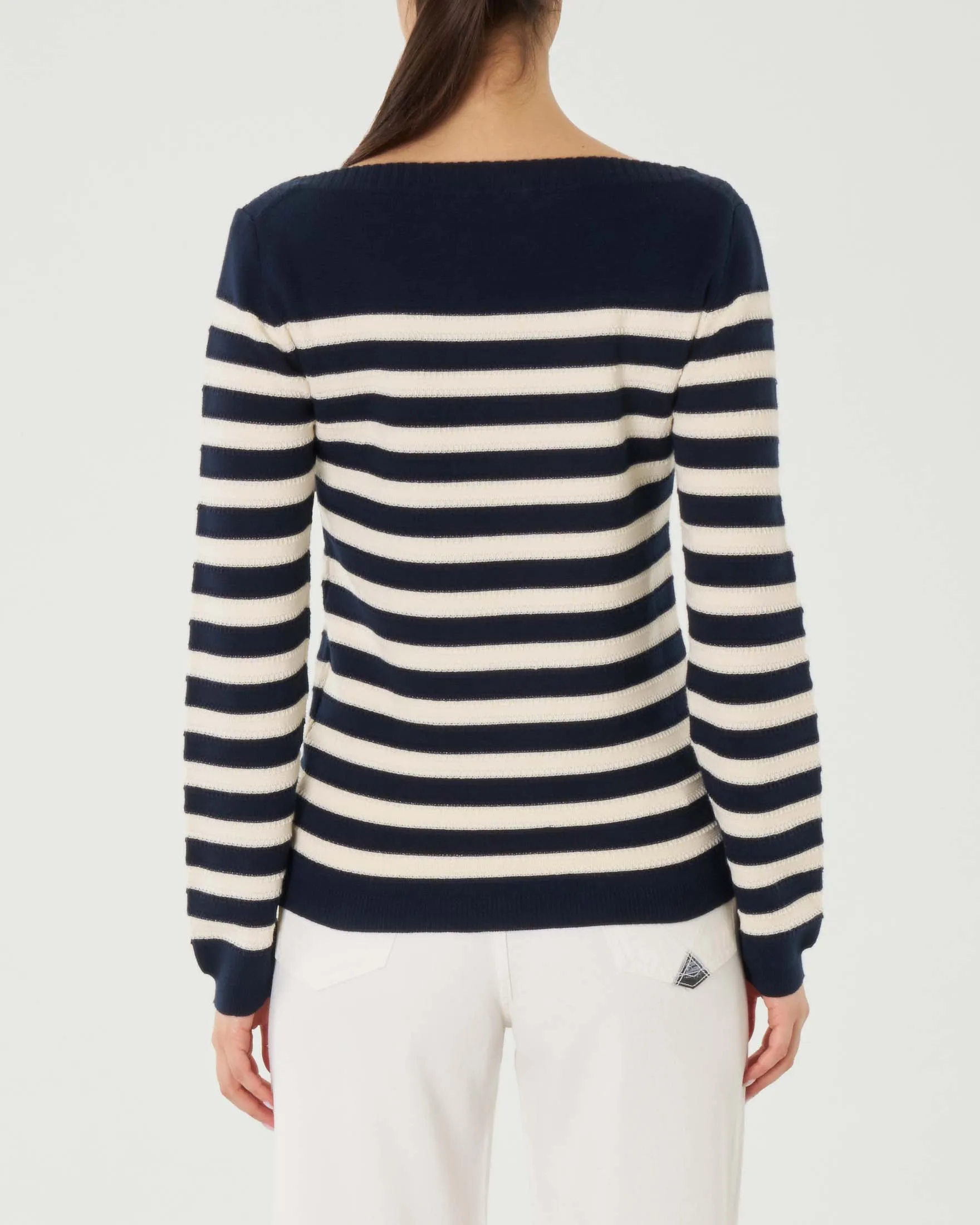 Maglia blu a righe avorio in cotone con cuciture a vista e scollo a barchetta