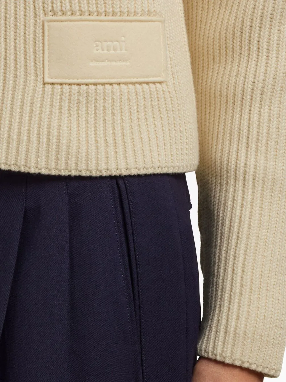 Maglione con patch logo in beige - donna