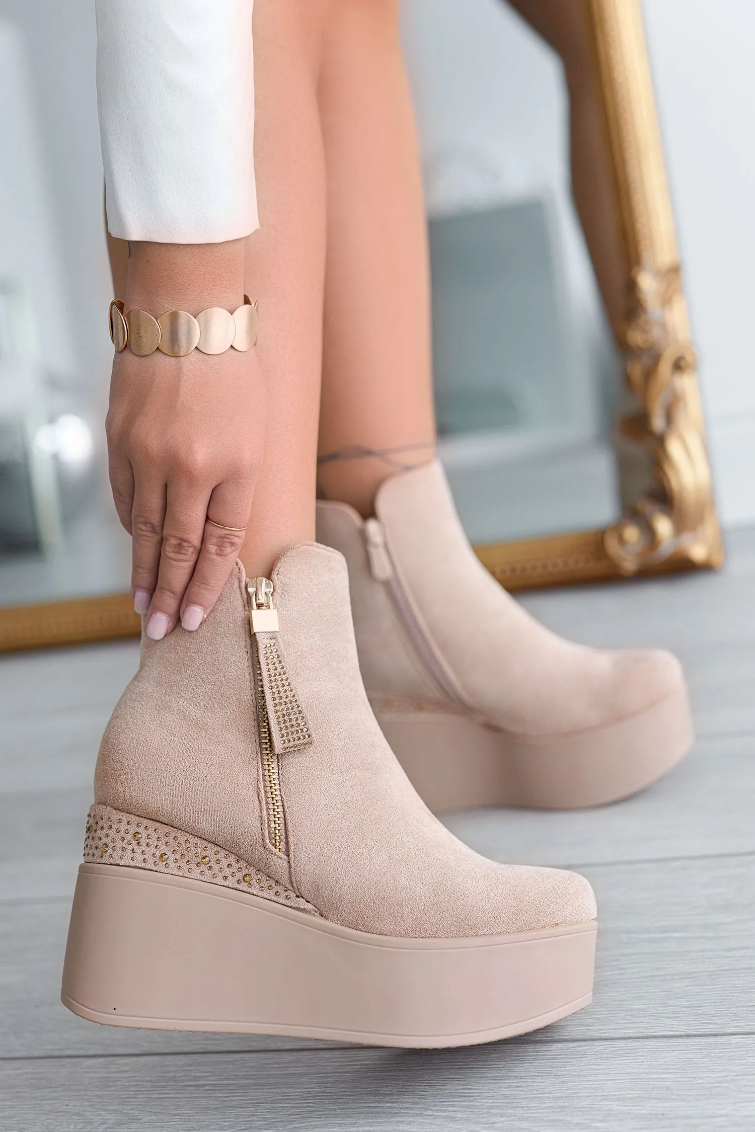 MARGHERITA -  Stivaletti beige Alexoo con zeppa e strass