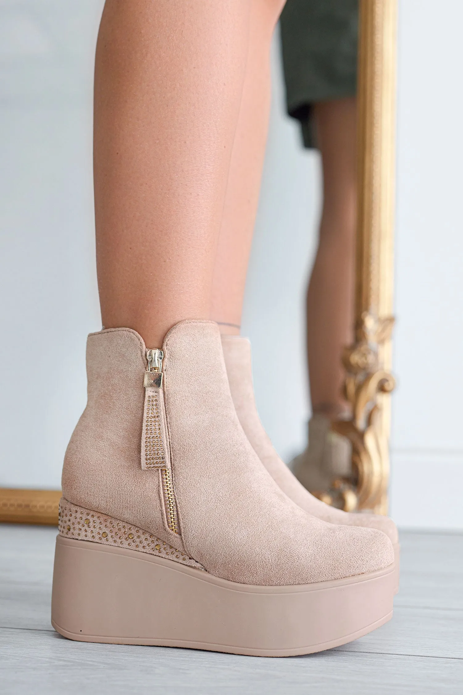 MARGHERITA -  Stivaletti beige Alexoo con zeppa e strass