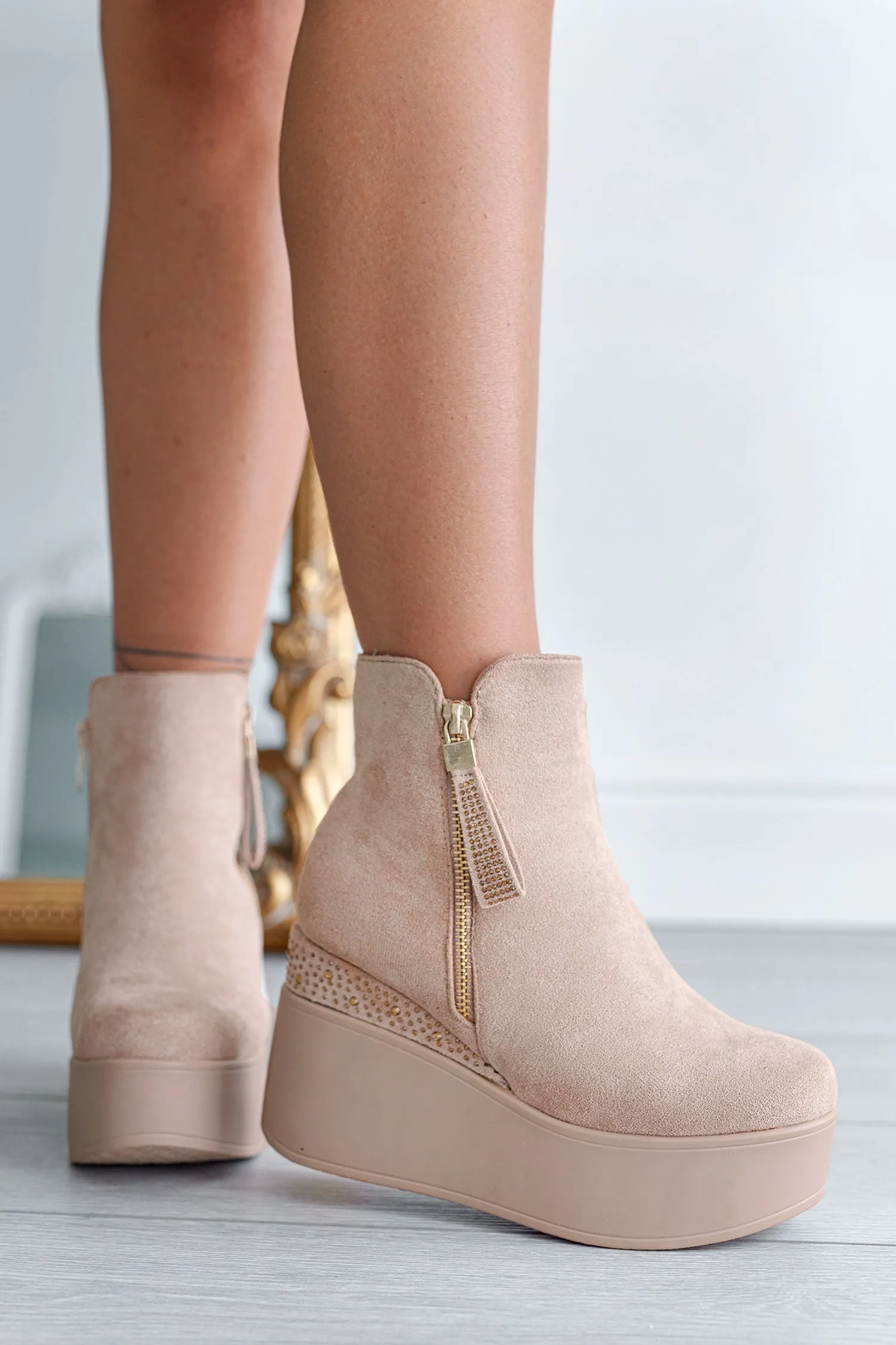 MARGHERITA -  Stivaletti beige Alexoo con zeppa e strass