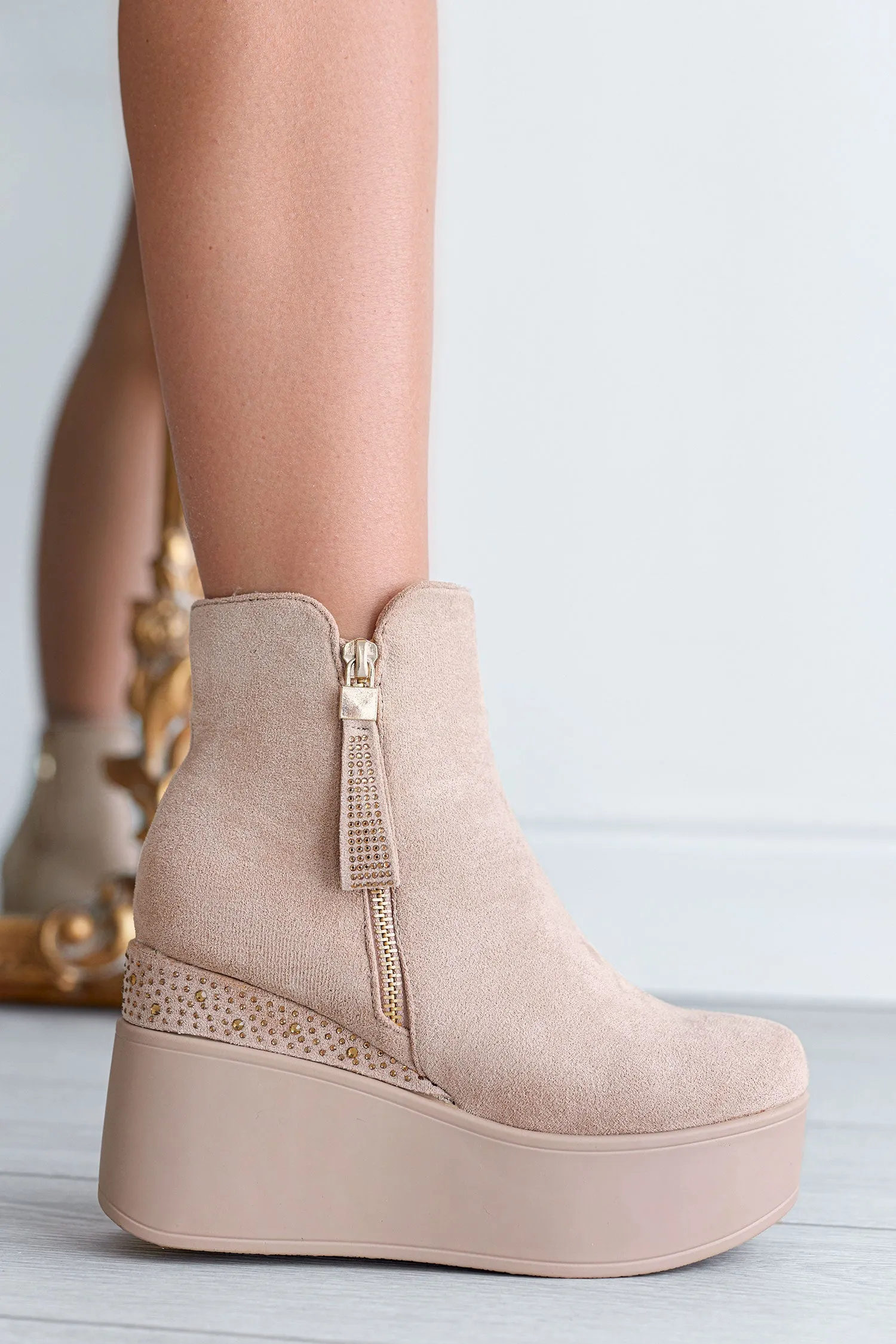 MARGHERITA -  Stivaletti beige Alexoo con zeppa e strass