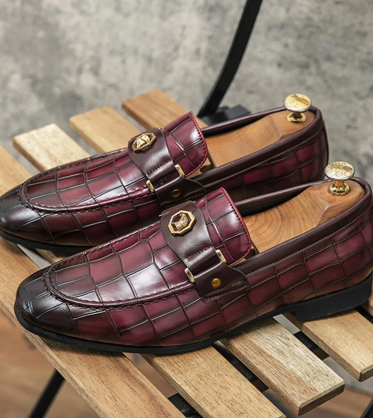 Mocassini da uomo Blu Marrone Decorazione in metallo Fashion Business Classic Slip On Uomo Scarpe eleganti da uomo con spedizion