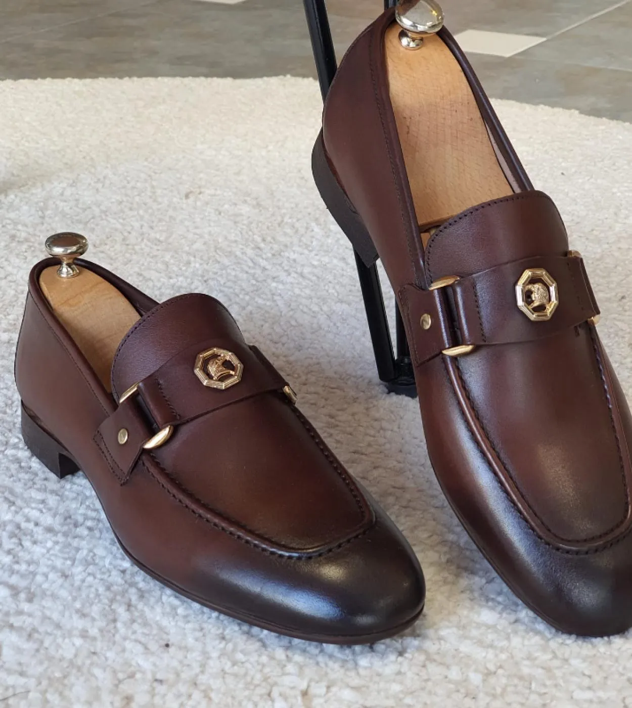 Mocassini da uomo Blu Marrone Decorazione in metallo Fashion Business Classic Slip On Uomo Scarpe eleganti da uomo con spedizion