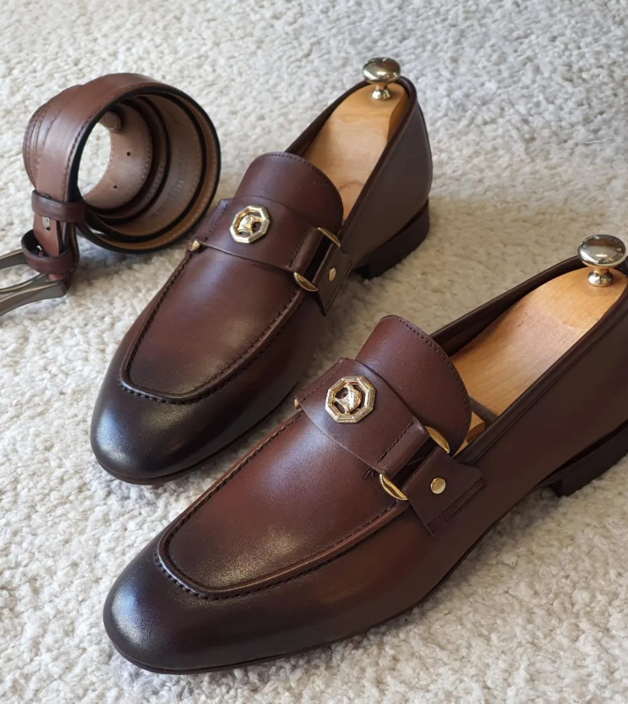 Mocassini da uomo Blu Marrone Decorazione in metallo Fashion Business Classic Slip On Uomo Scarpe eleganti da uomo con spedizion